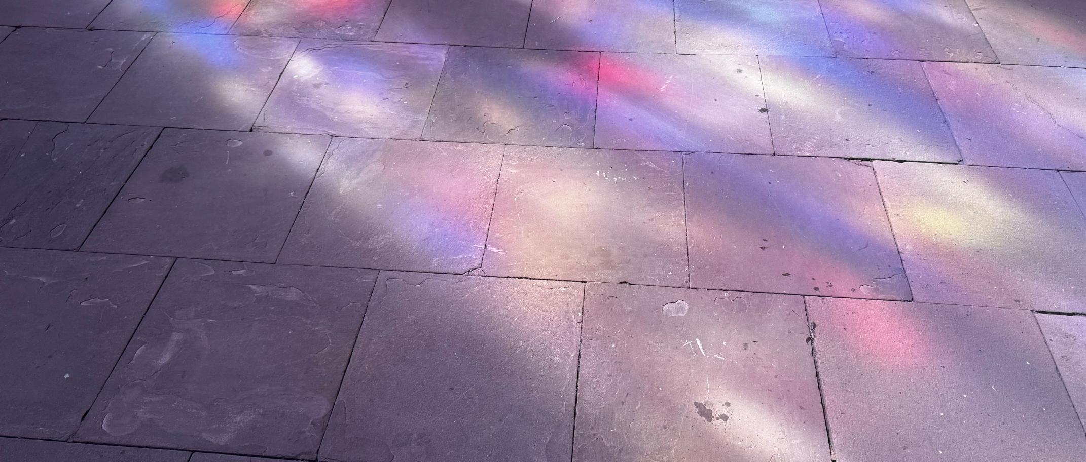 Kirchenfenster spiegeln sich in der Katharinenkirche zu Oppenheim