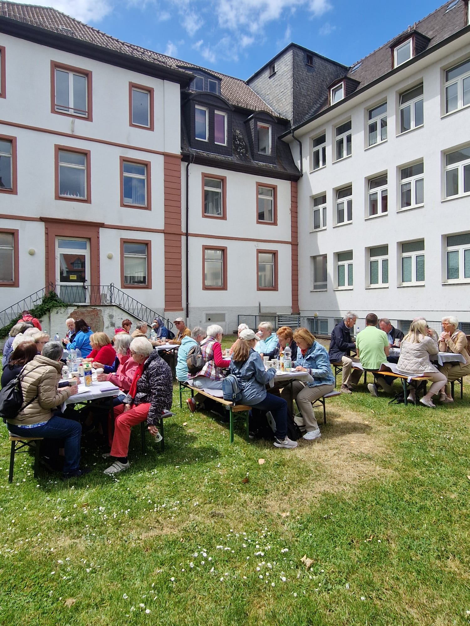 Kaffee und Kuchen vor der hl. Geist Kirche