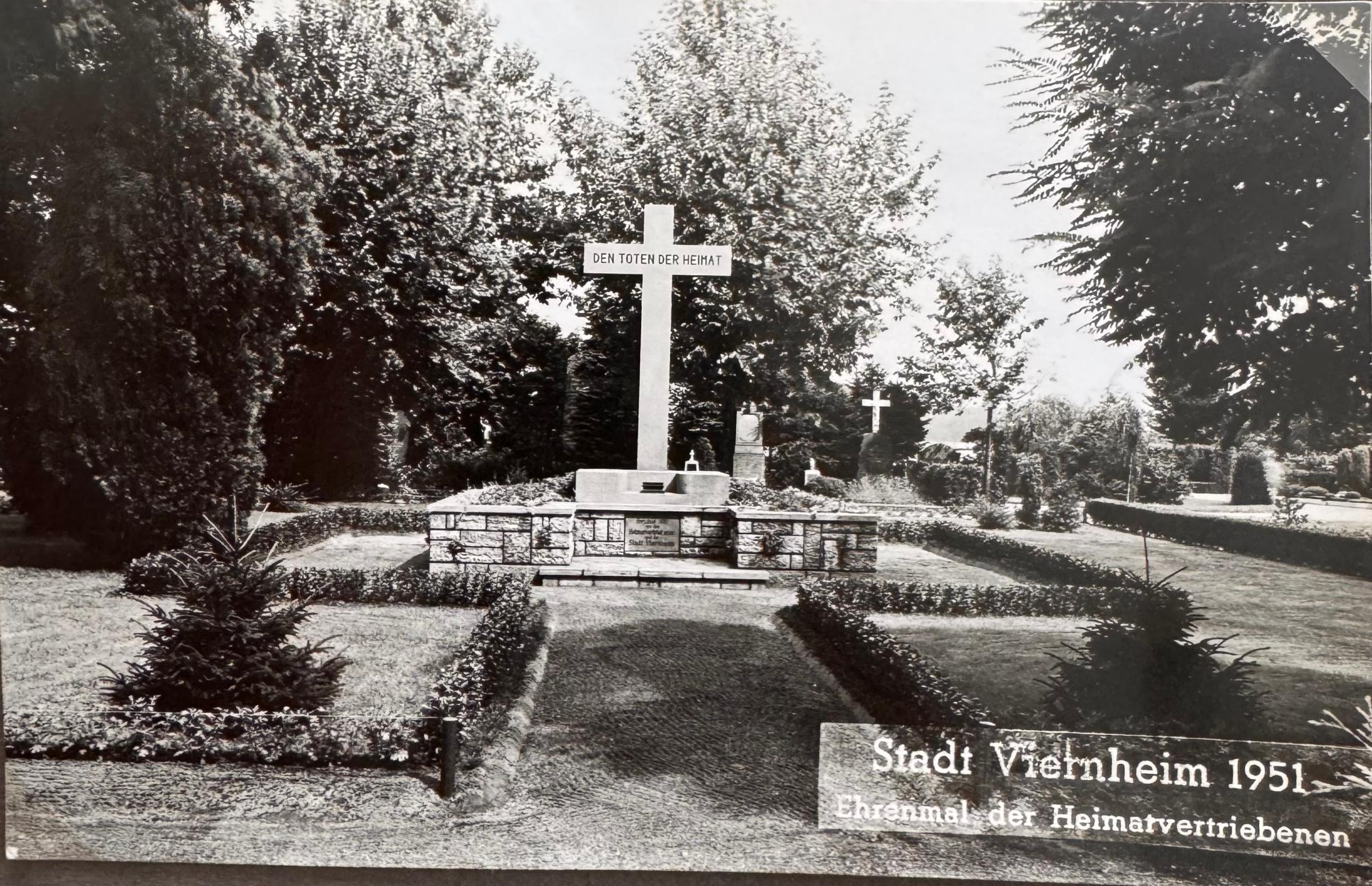 Postkarte mit Ansicht des Gedenkkreuzes von Foto-Blaschke Viernheim  -  Archiv Böhm