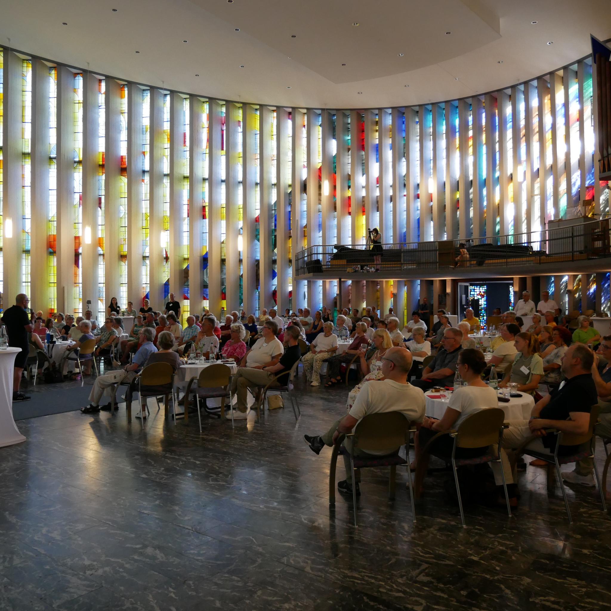 Auch die sommerlichen Temperaturen hielten die Menschen nicht ab: Zur Projekt-Revue in der Michaelskirche kamen mehr als 150 Teilnehmende.