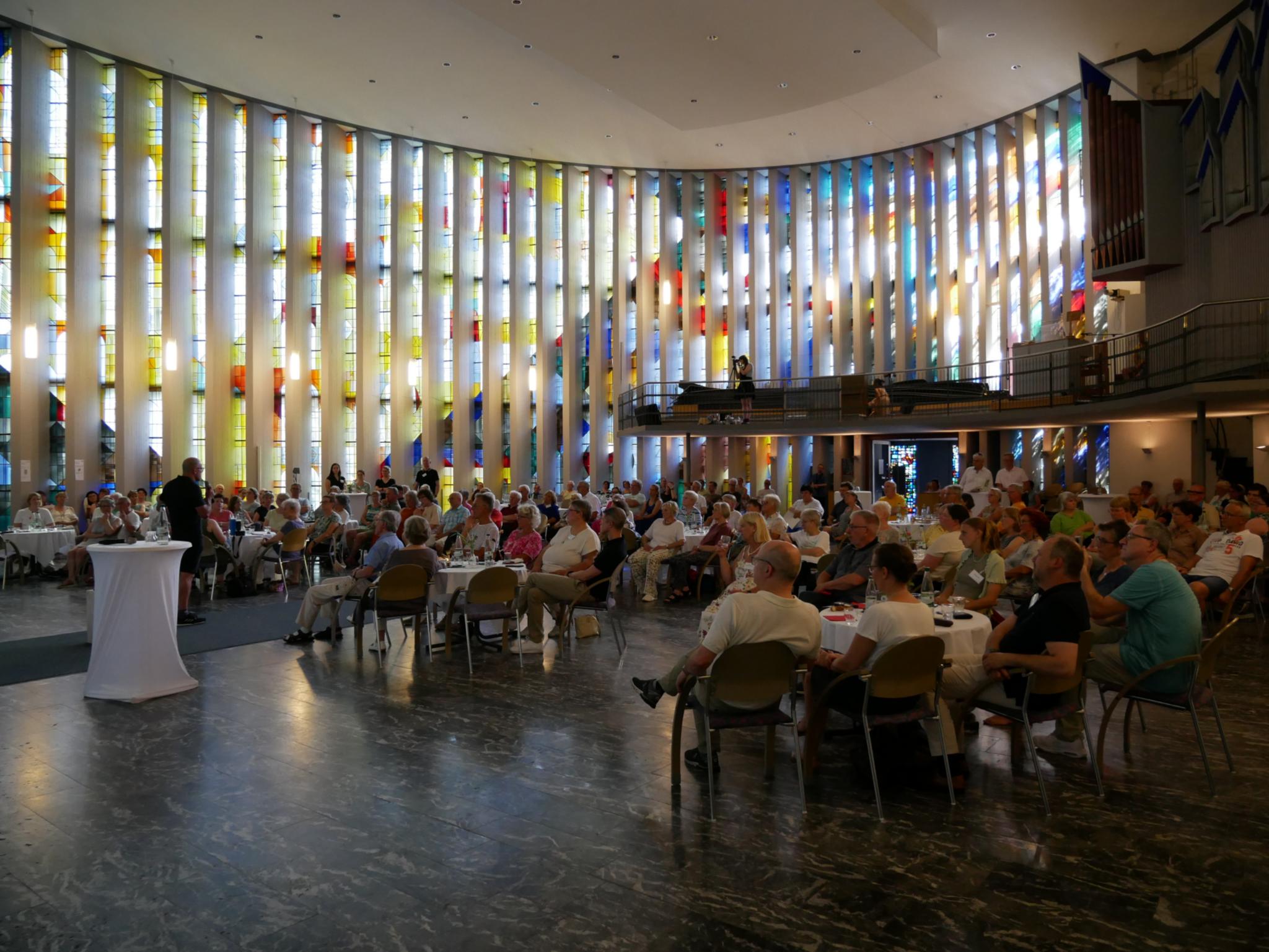 Auch die sommerlichen Temperaturen hielten die Menschen nicht ab: Zur Projekt-Revue in der Michaelskirche kamen mehr als 150 Teilnehmende.