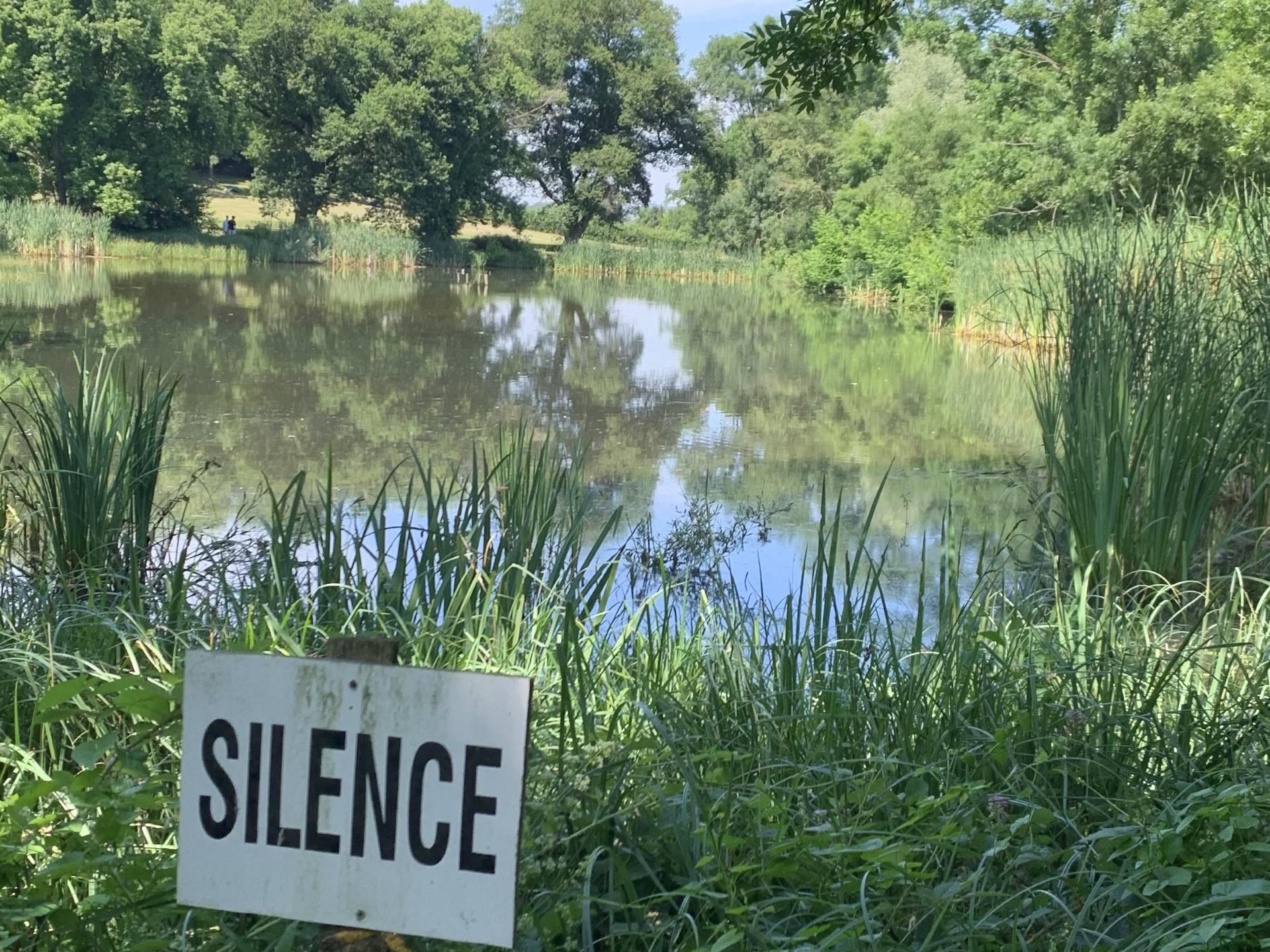 Schild im „Garden of silence“