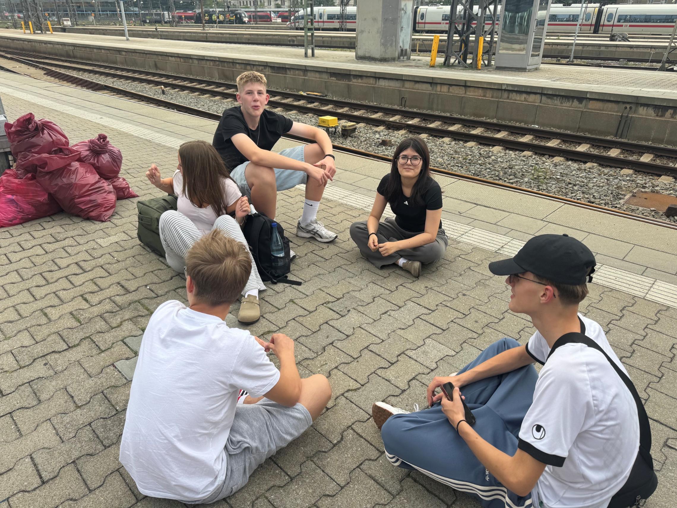 Warten am Bahnsteig
