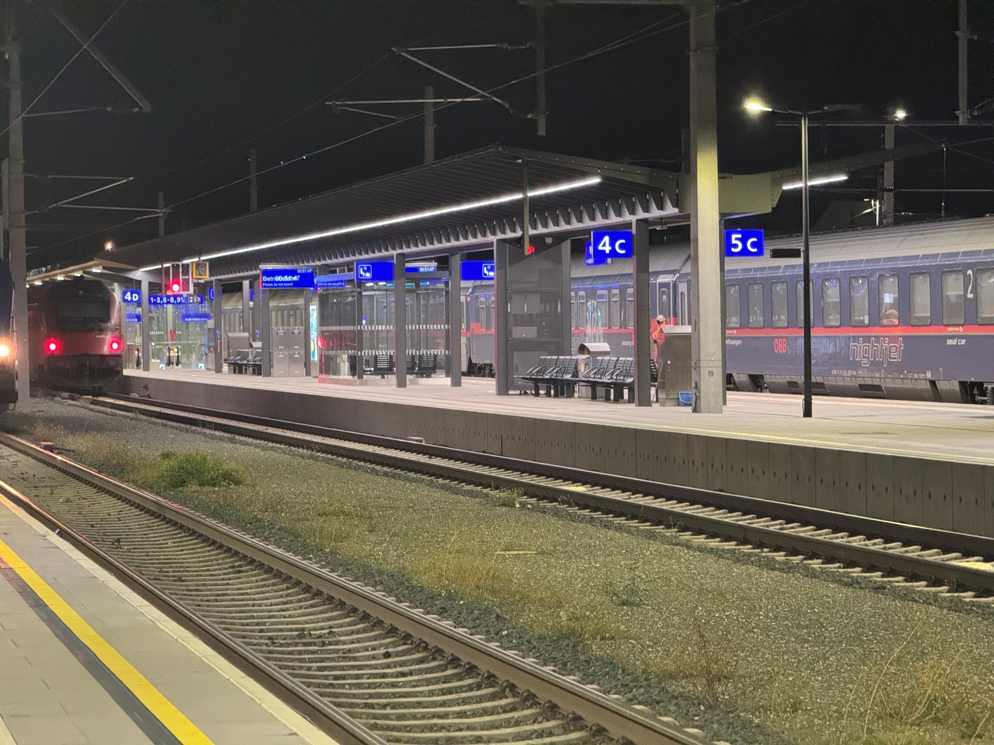 Nachts am Bahnsteig