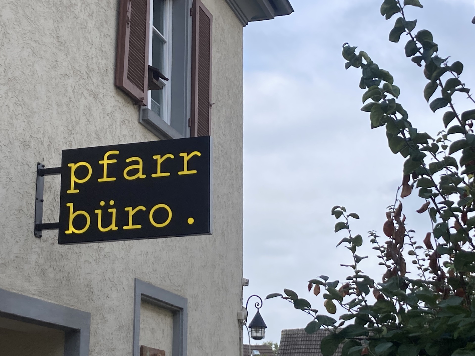 Schild Pfarrbüro an der Marienkirche