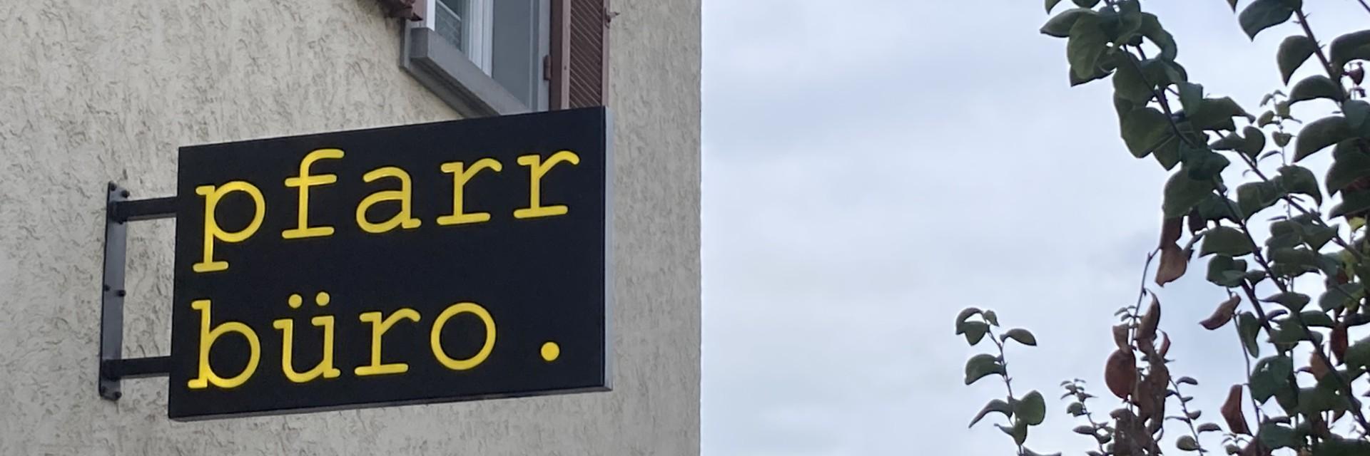 Schild Pfarrbüro an der Marienkirche