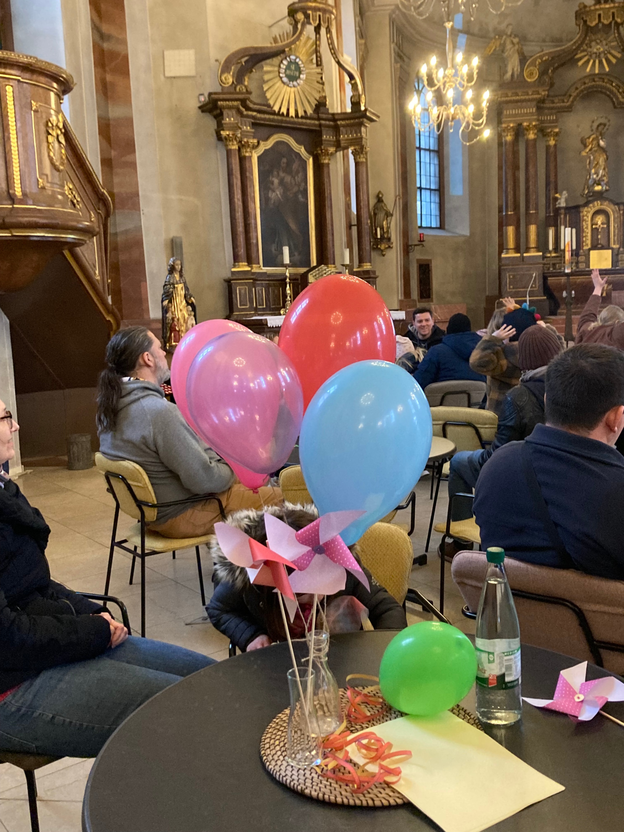 Ballons steigen gleich in die Luft