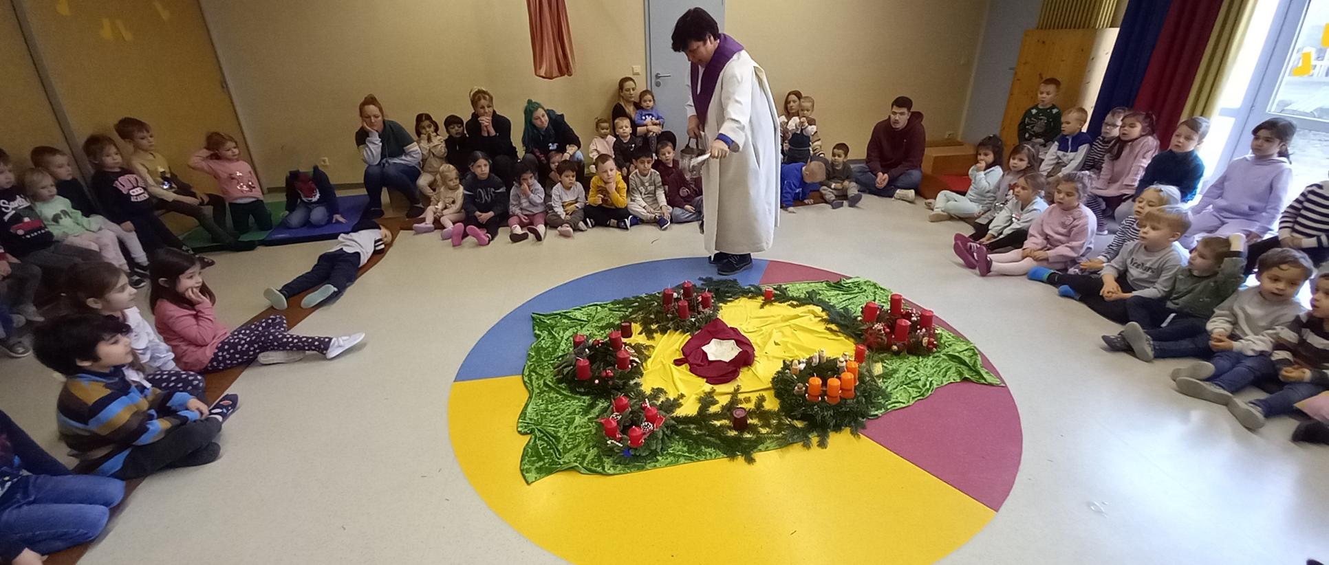 In der Kita St. Hildegard werden die Adventskränze gesegnet