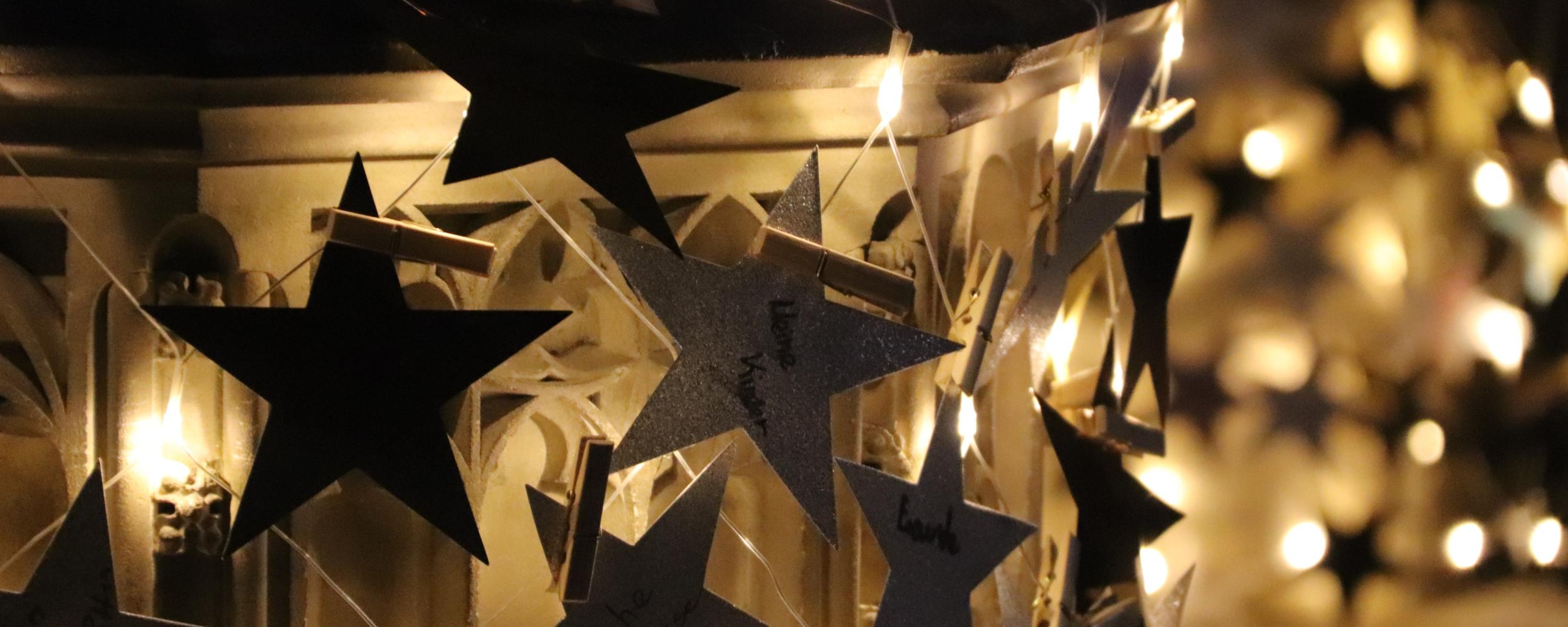 Sterne im Lichterkranz um den Taufbrunnen