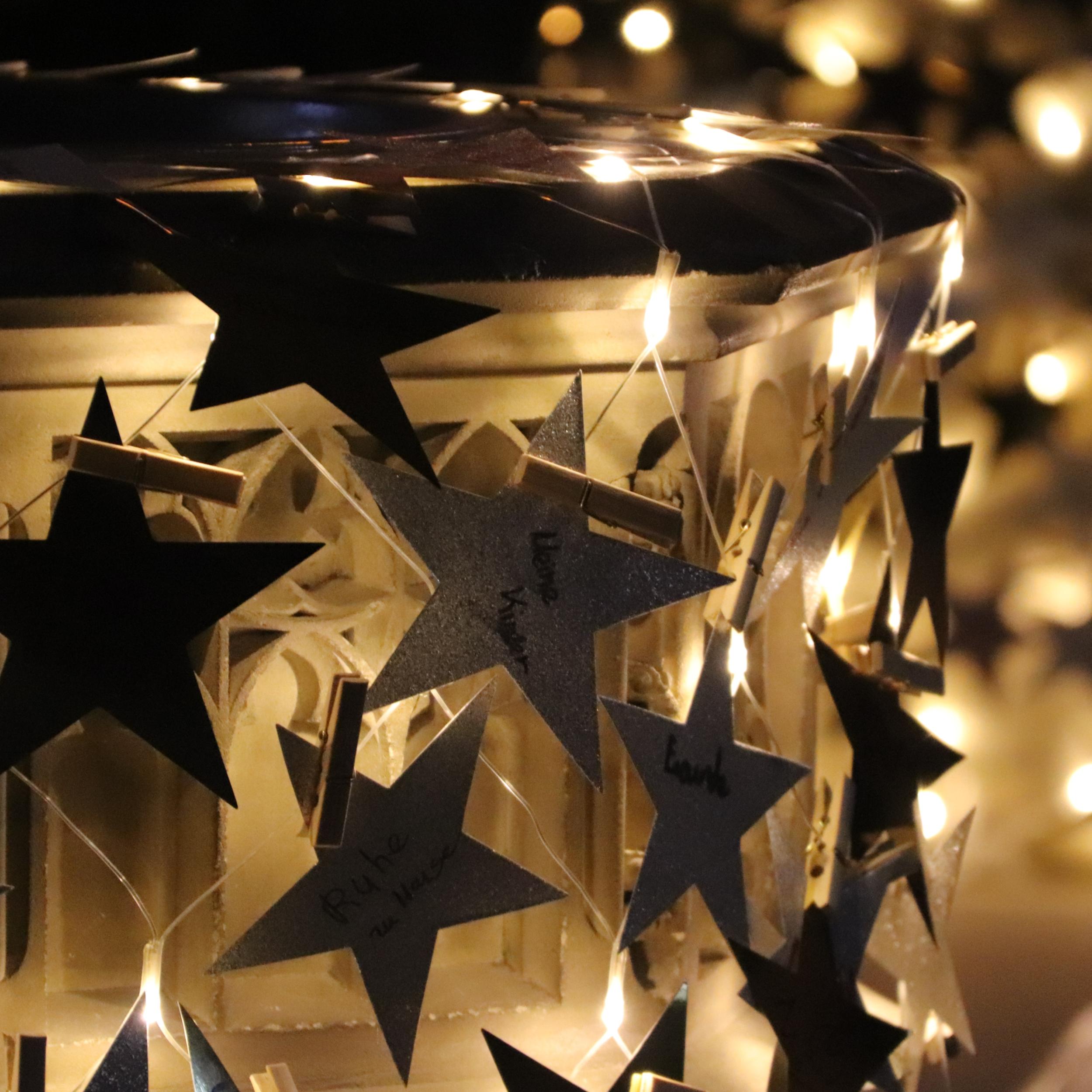 Sterne im Lichterkranz um den Taufbrunnen