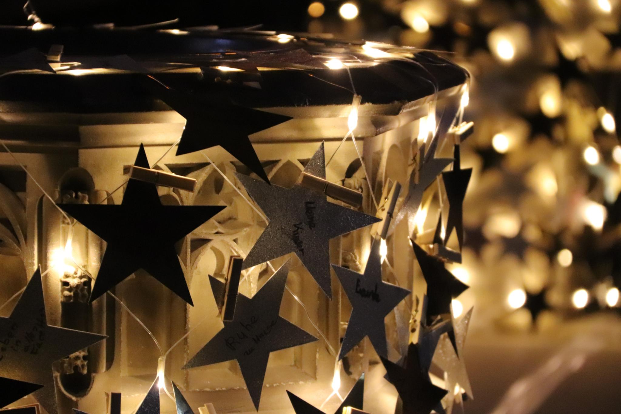 Sterne im Lichterkranz um den Taufbrunnen