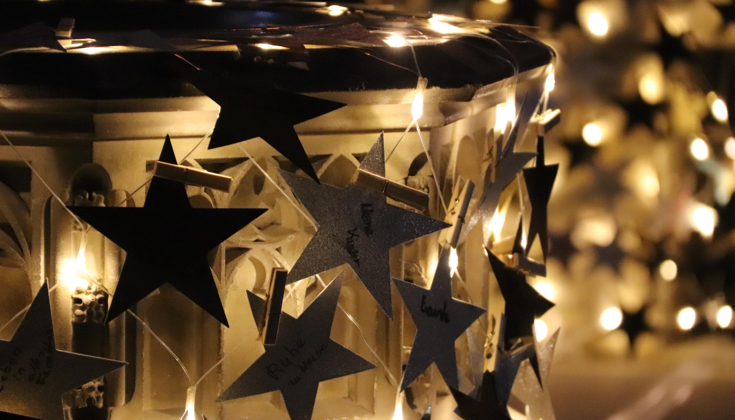 Sterne im Lichterkranz um den Taufbrunnen