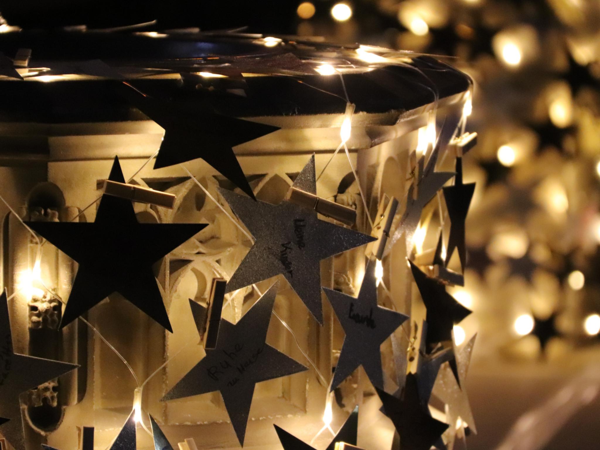 Sterne im Lichterkranz um den Taufbrunnen