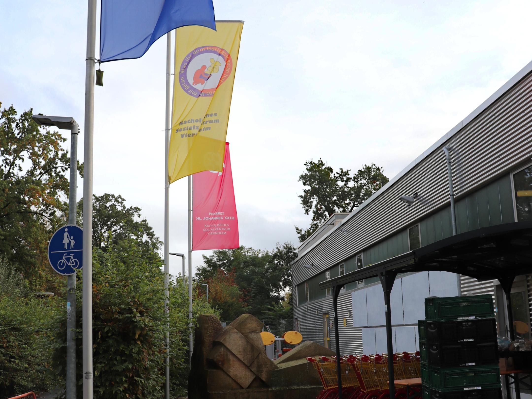 Sozialzentrum mit Fahnen