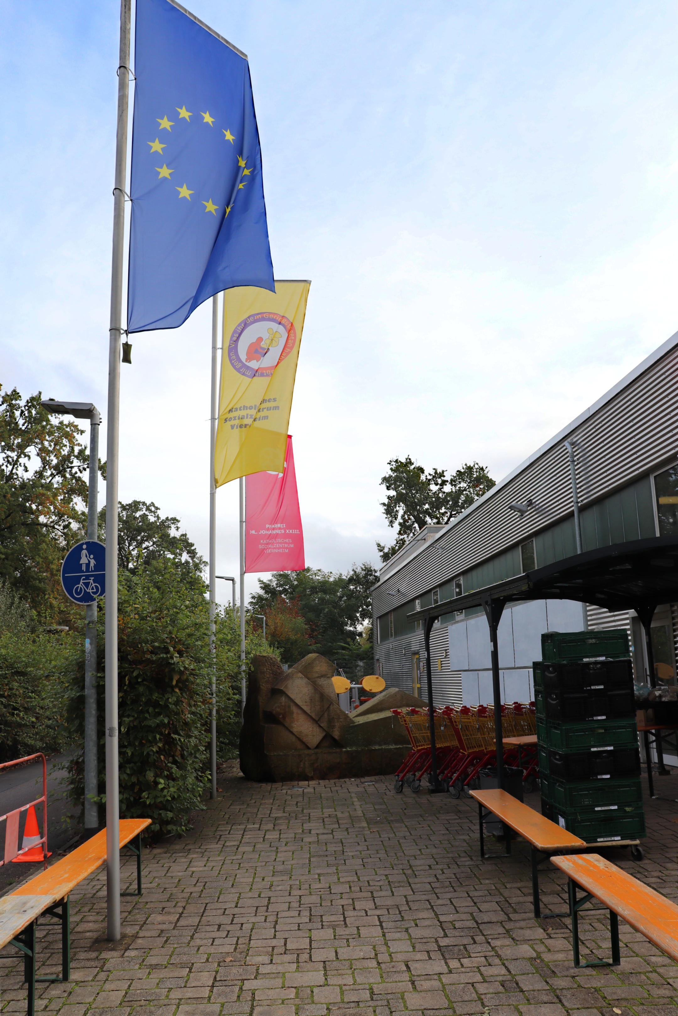 Sozialzentrum mit Fahnen