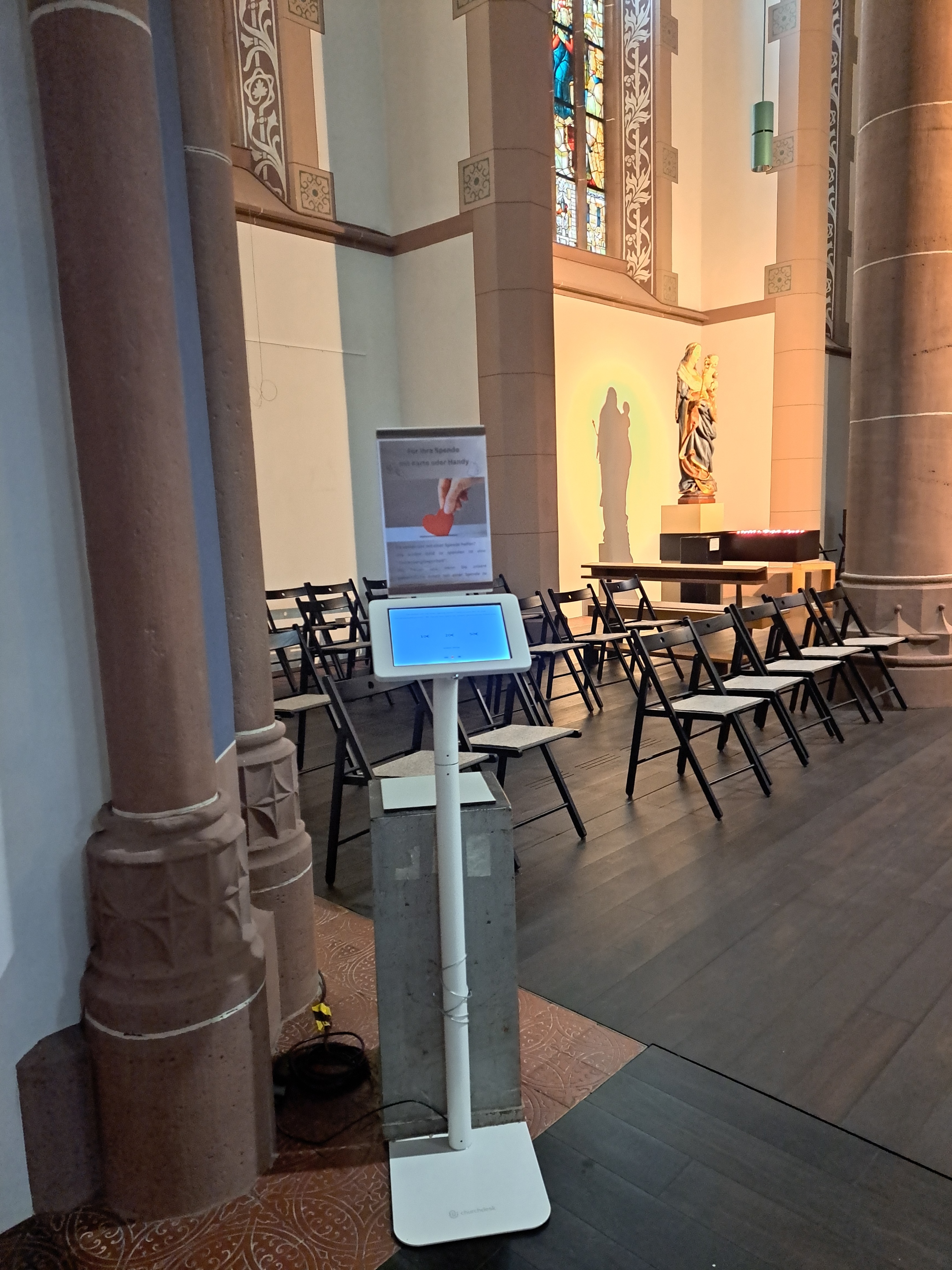 Unser Bild zeigt die Spendensäule in der Apostelkirche.