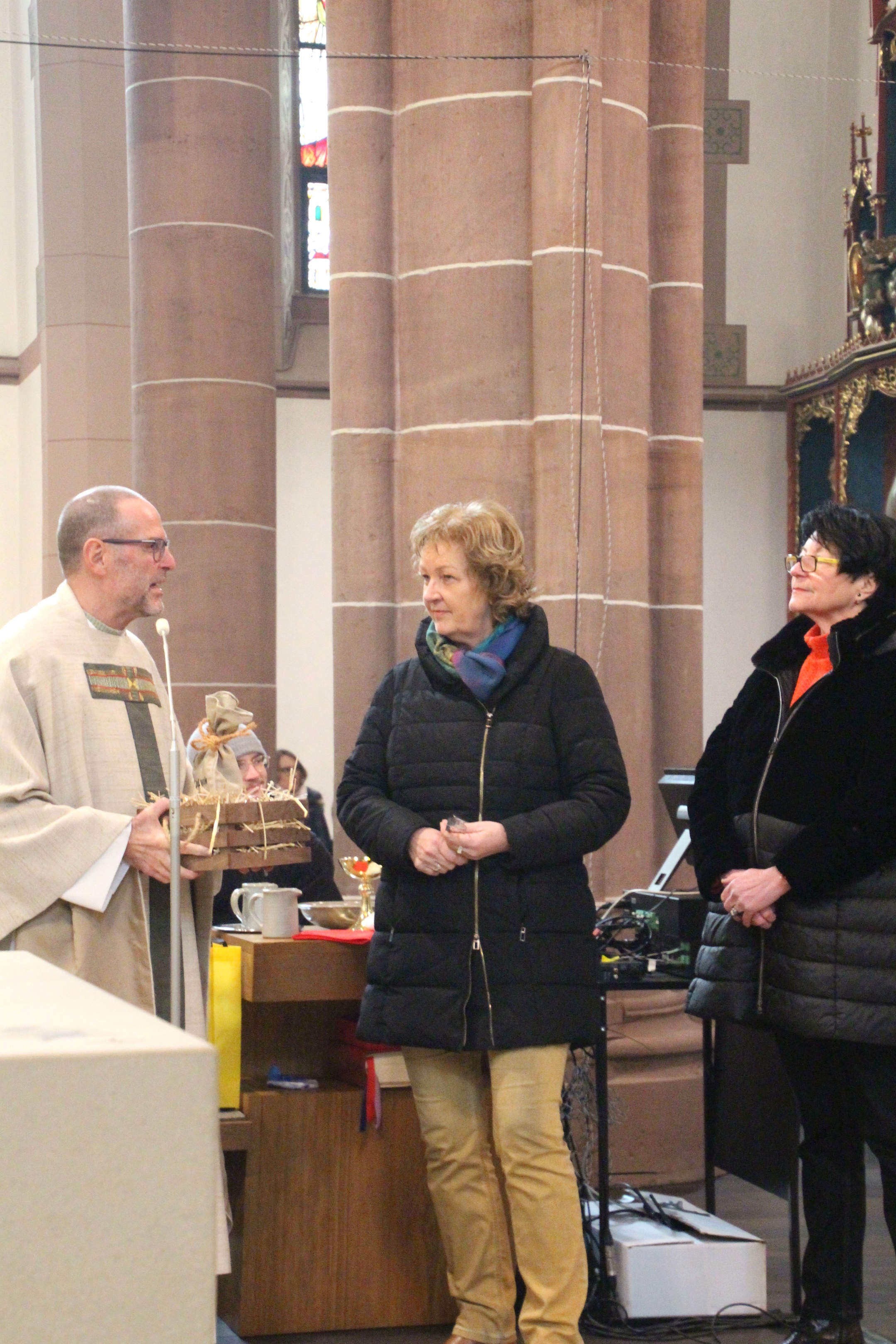 Monia Eppel überreicht Pfarrer Givens eine Spende für den Esel