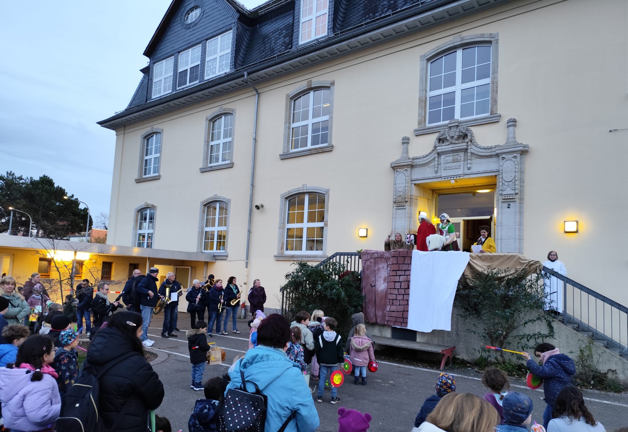 Die Martinsfeier begann auf dem Schulhof der Schillerschule.