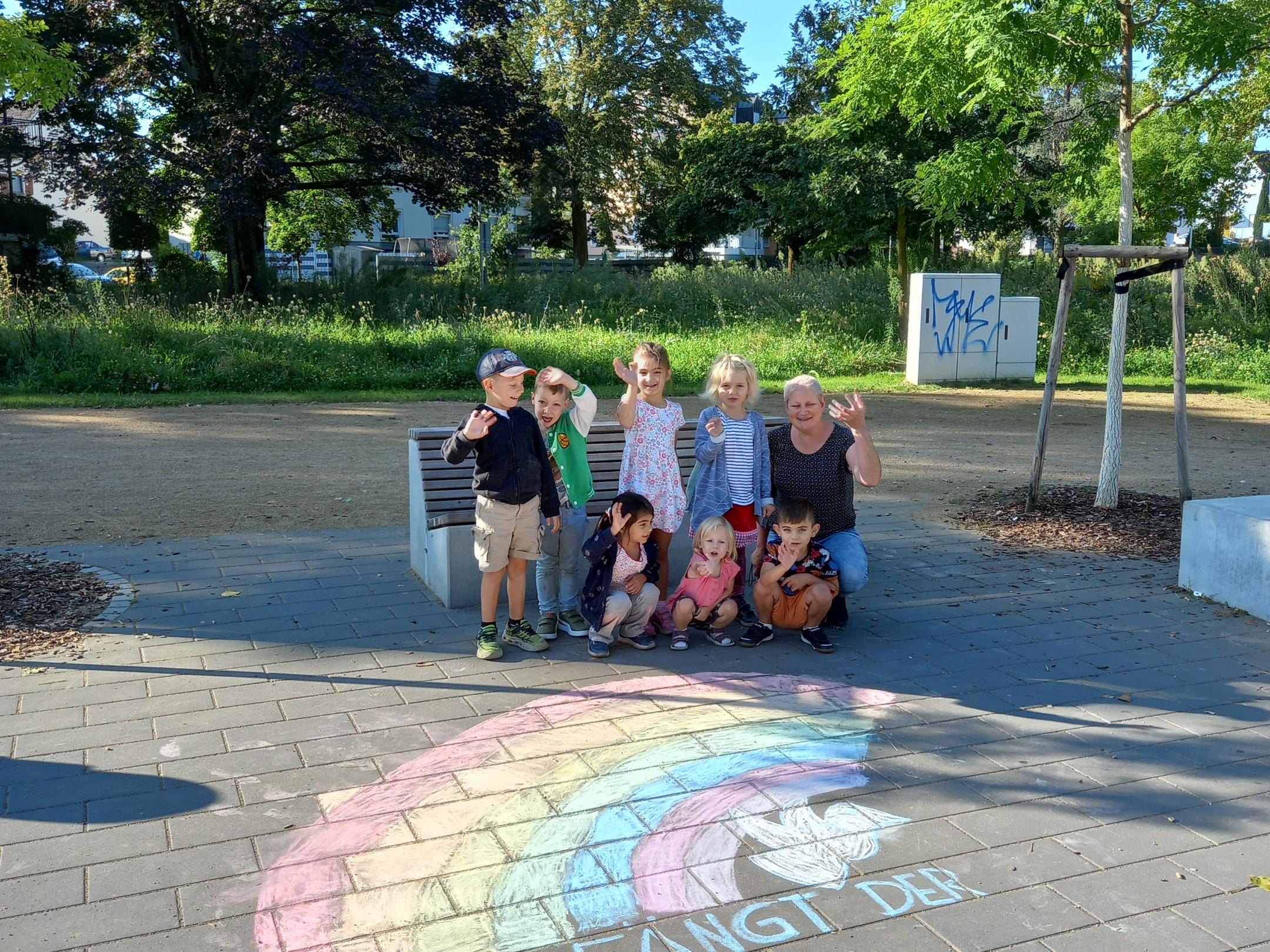 Straßengemälde Kita Hildegard mit Gruppe