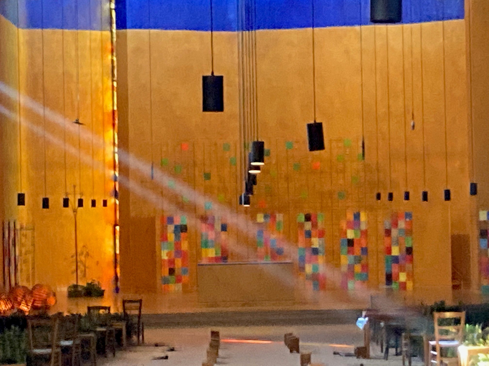 Kirchenraum in Taizé am Morgen