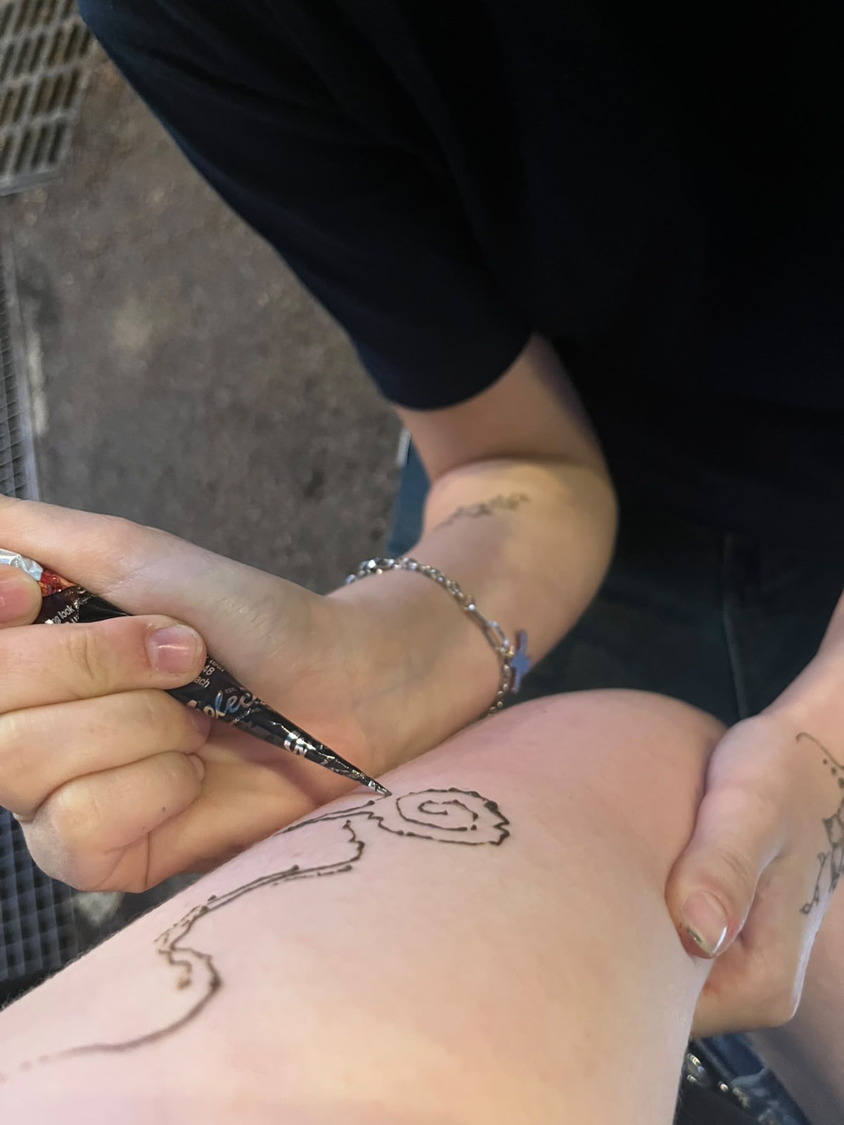 Hobby-Tätowiererin Ella bei der Arbeit