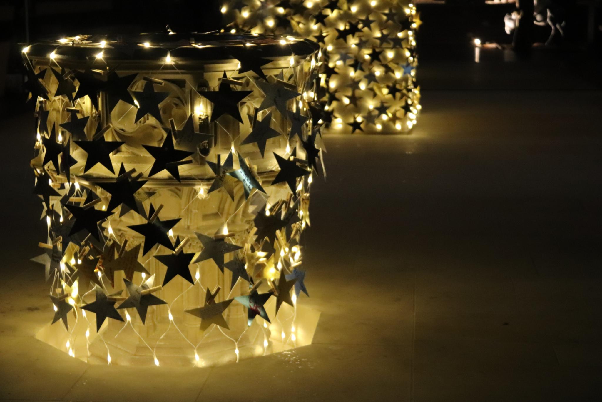 Taufbrunnen und Altar im Lichterkleid