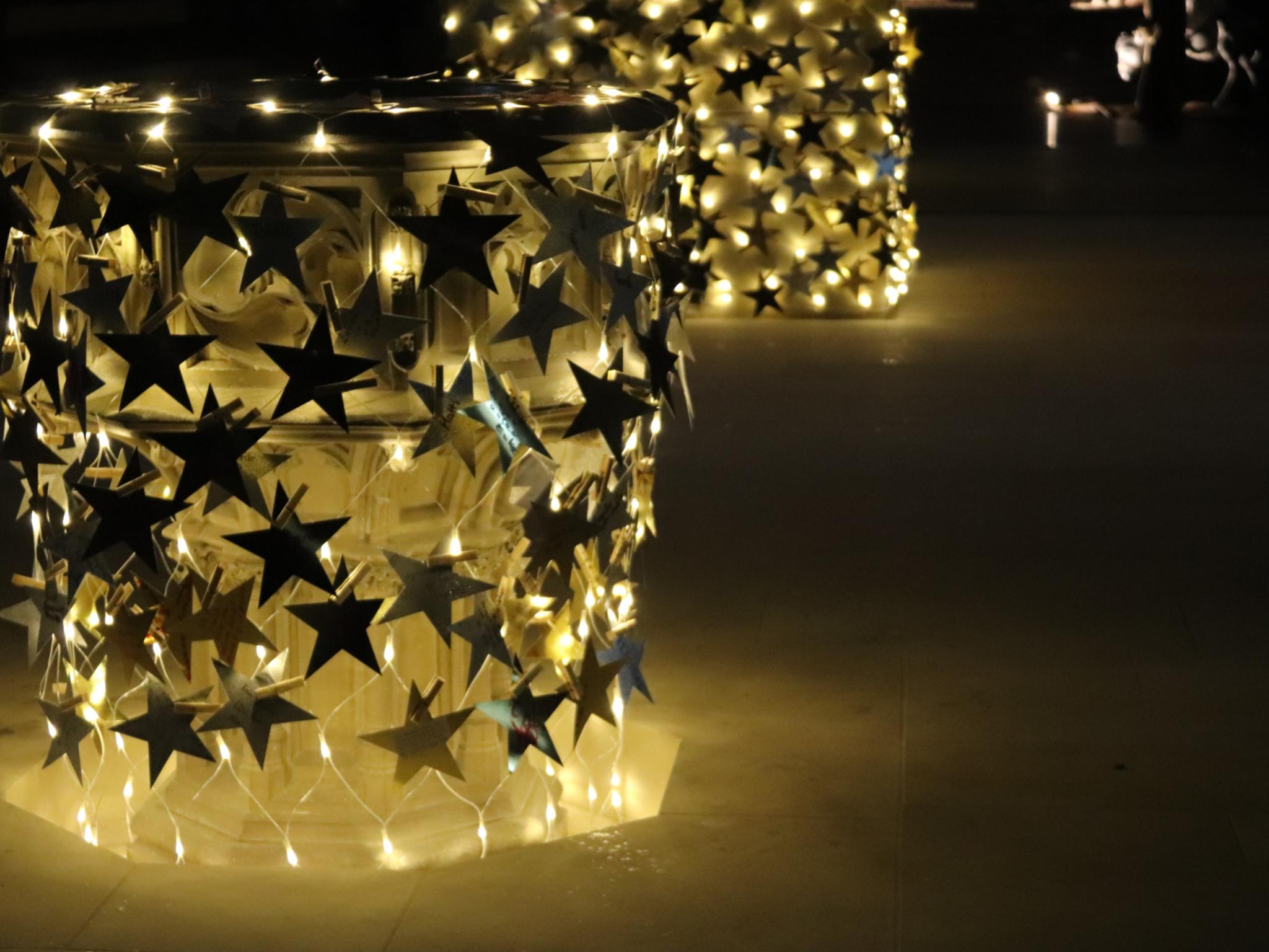 Taufbrunnen und Altar im Lichterkleid