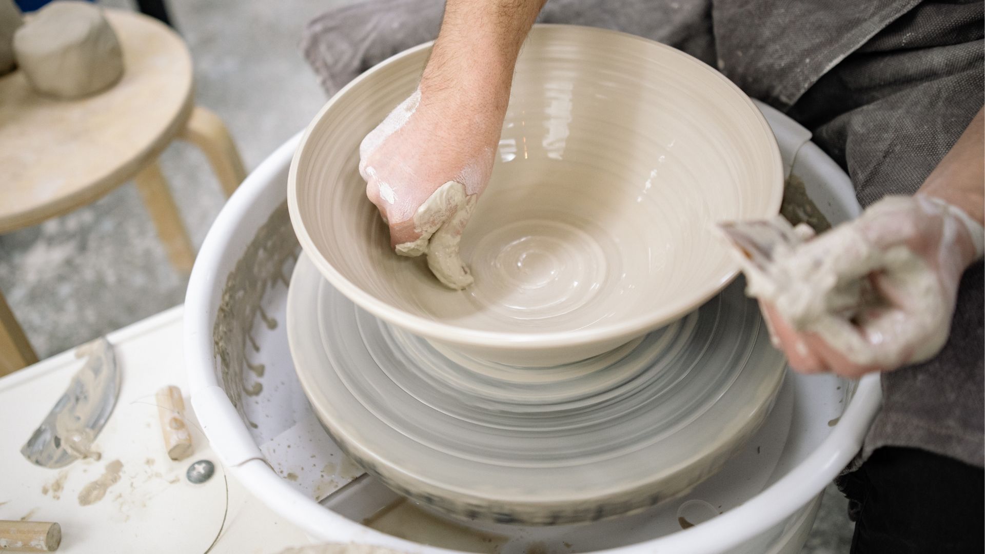 Eine Schale entsteht.