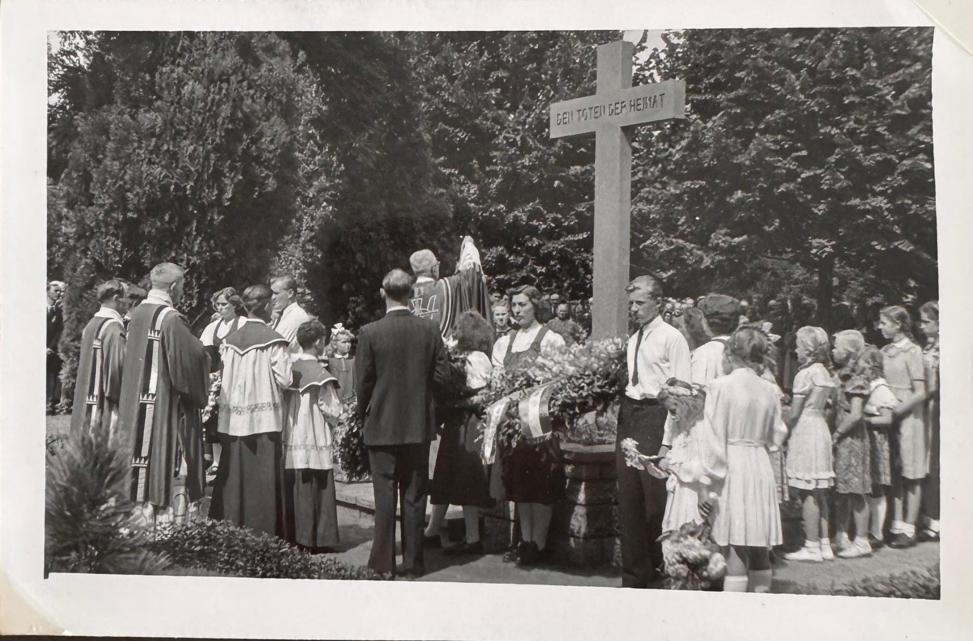 Weihe des Gedenkkreuzes am 5.8.1951  -  Archiv Böhm