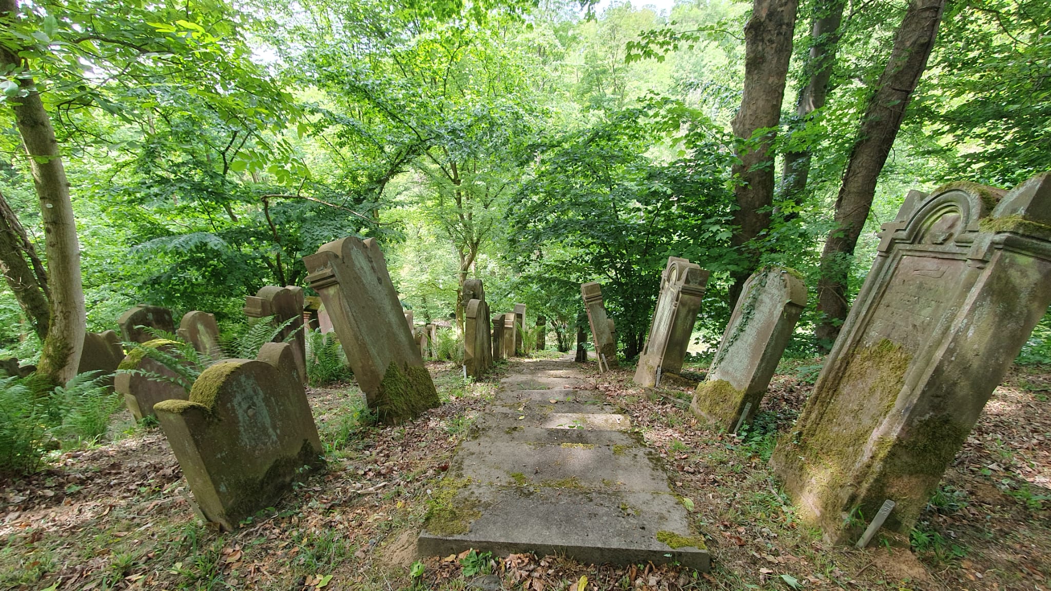 Alte jüdische Grabsteine