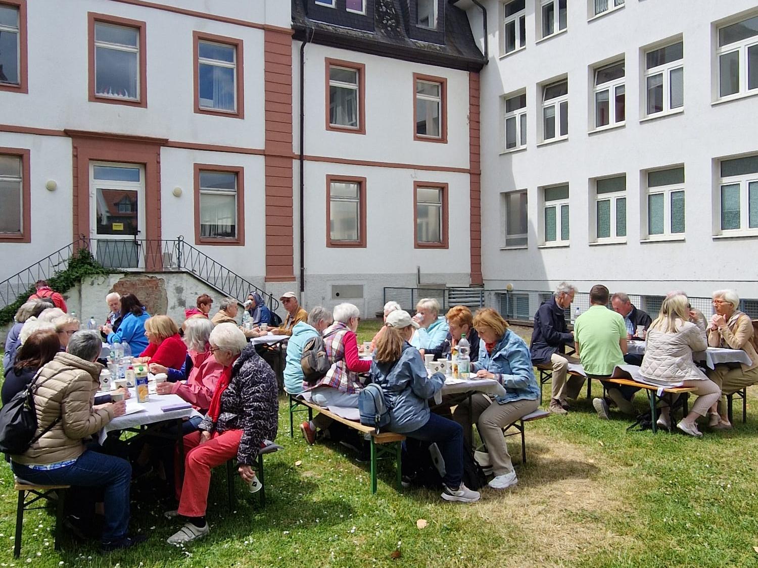 Kaffee und Kuchen vor der hl. Geist Kirche