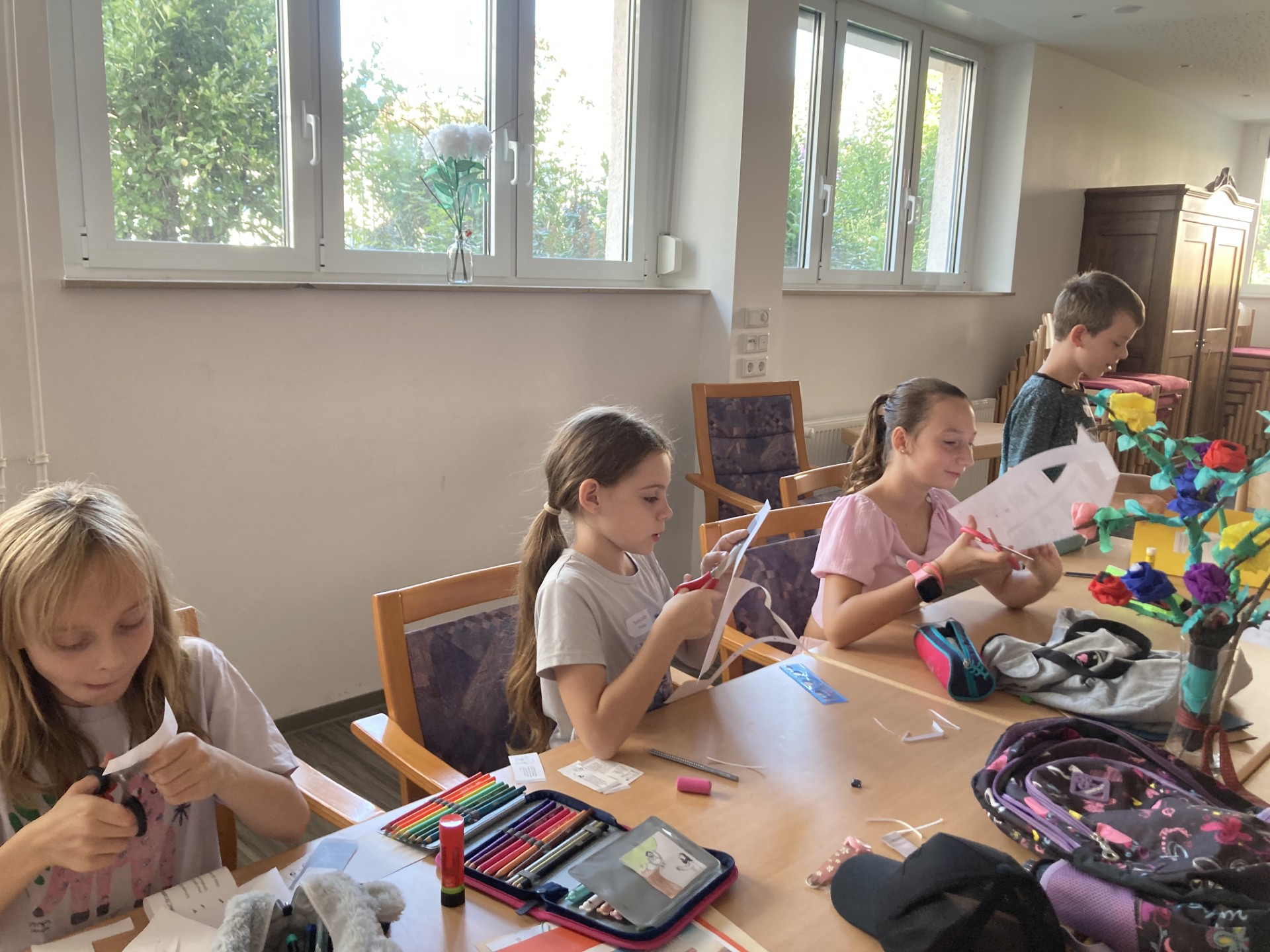 Zur Zachäus-Geschichte basteln die Kommunionkinder.