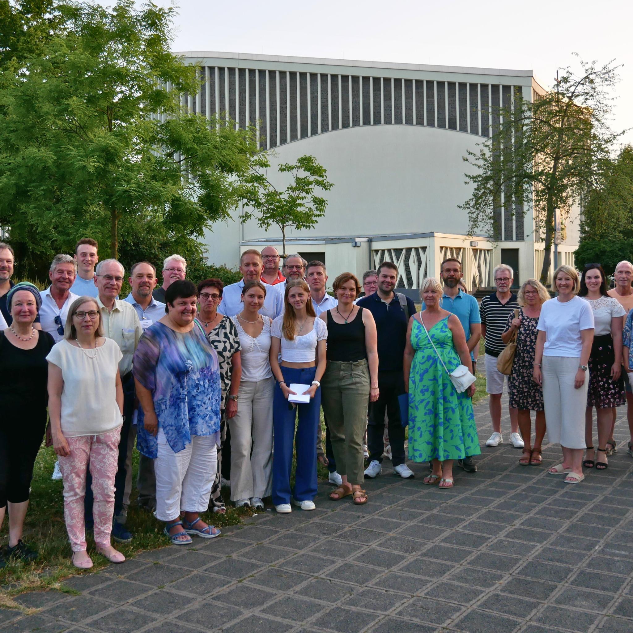 Zahlreiche Menschen engagieren sich am Runden Tisch Zukunftsdialog „Vertraute Orte – Neues Leben“ für die Zukunft der Kirchenorte in Viernheim.