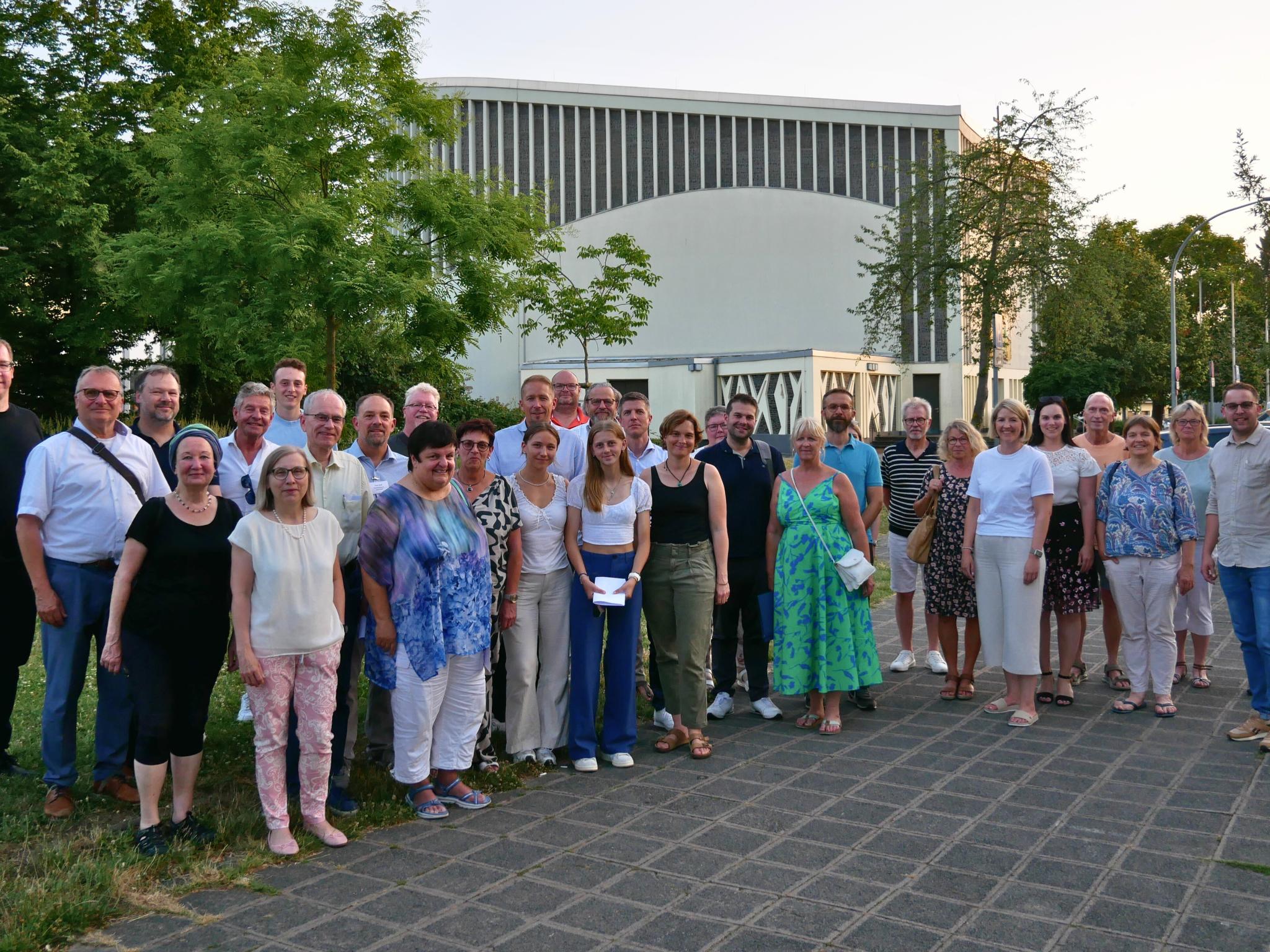 Zahlreiche Menschen engagieren sich am Runden Tisch Zukunftsdialog „Vertraute Orte – Neues Leben“ für die Zukunft der Kirchenorte in Viernheim.