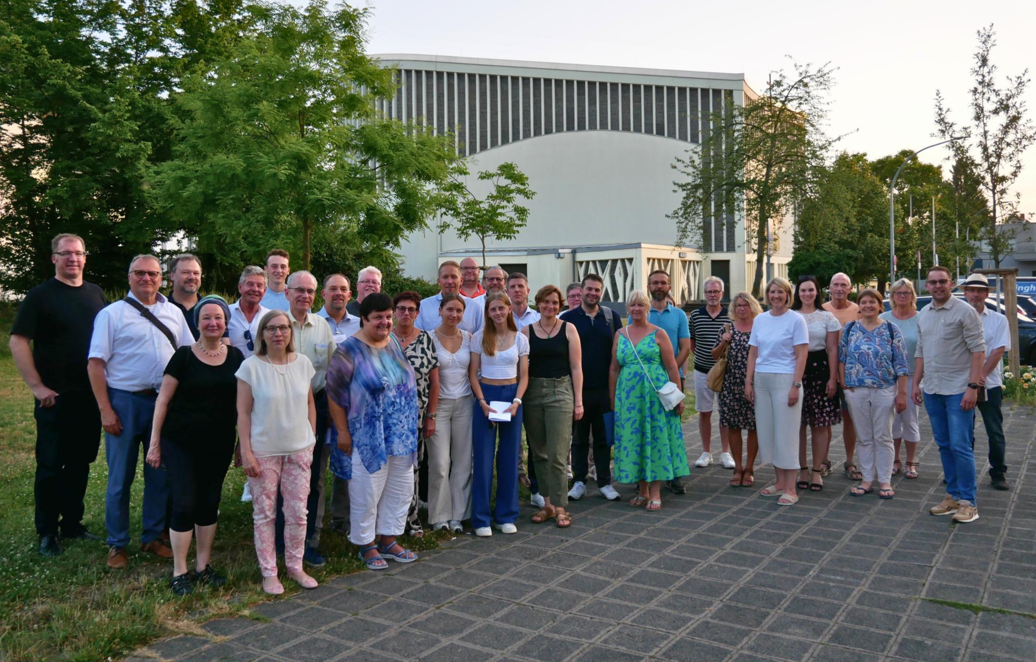 Zahlreiche Menschen engagieren sich am Runden Tisch Zukunftsdialog „Vertraute Orte – Neues Leben“ für die Zukunft der Kirchenorte in Viernheim.