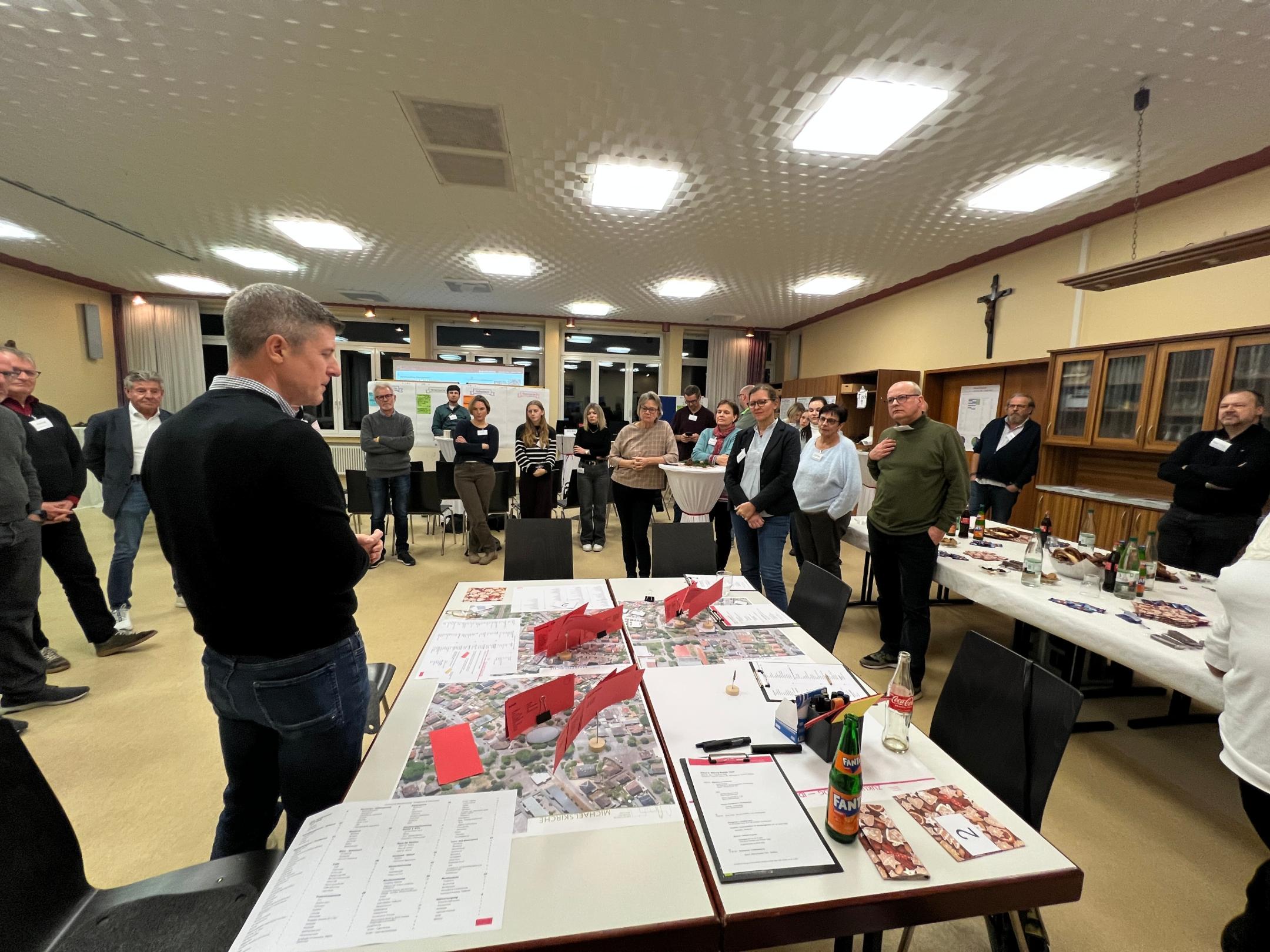 Ideen sichtbar machen: Beim zweiten Runden Tisch kamen Vertreterinnen und Vertreter aus Bürgerschaft, Kirche, Stadt, Politik und Fachwelt zusammen, um gemeinsam über die zukünftige Nutzung der Kirchenstandorte in Viernheim zu beraten. In Dialoggruppen wurden Ideen gebündelt, vertieft und präsentiert