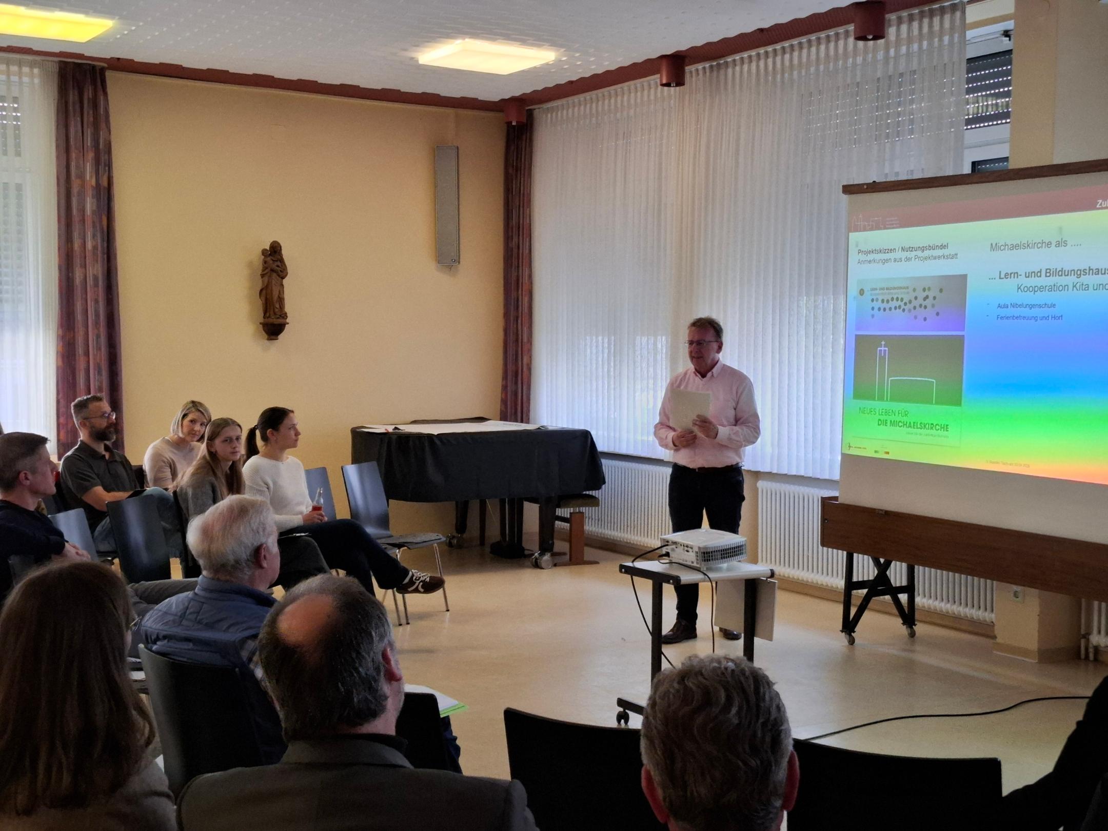 Bürgermeister Matthias Baaß bringt die Perspektiven der Stadt Viernheim in die Beratungen des Runden Tisches ein.