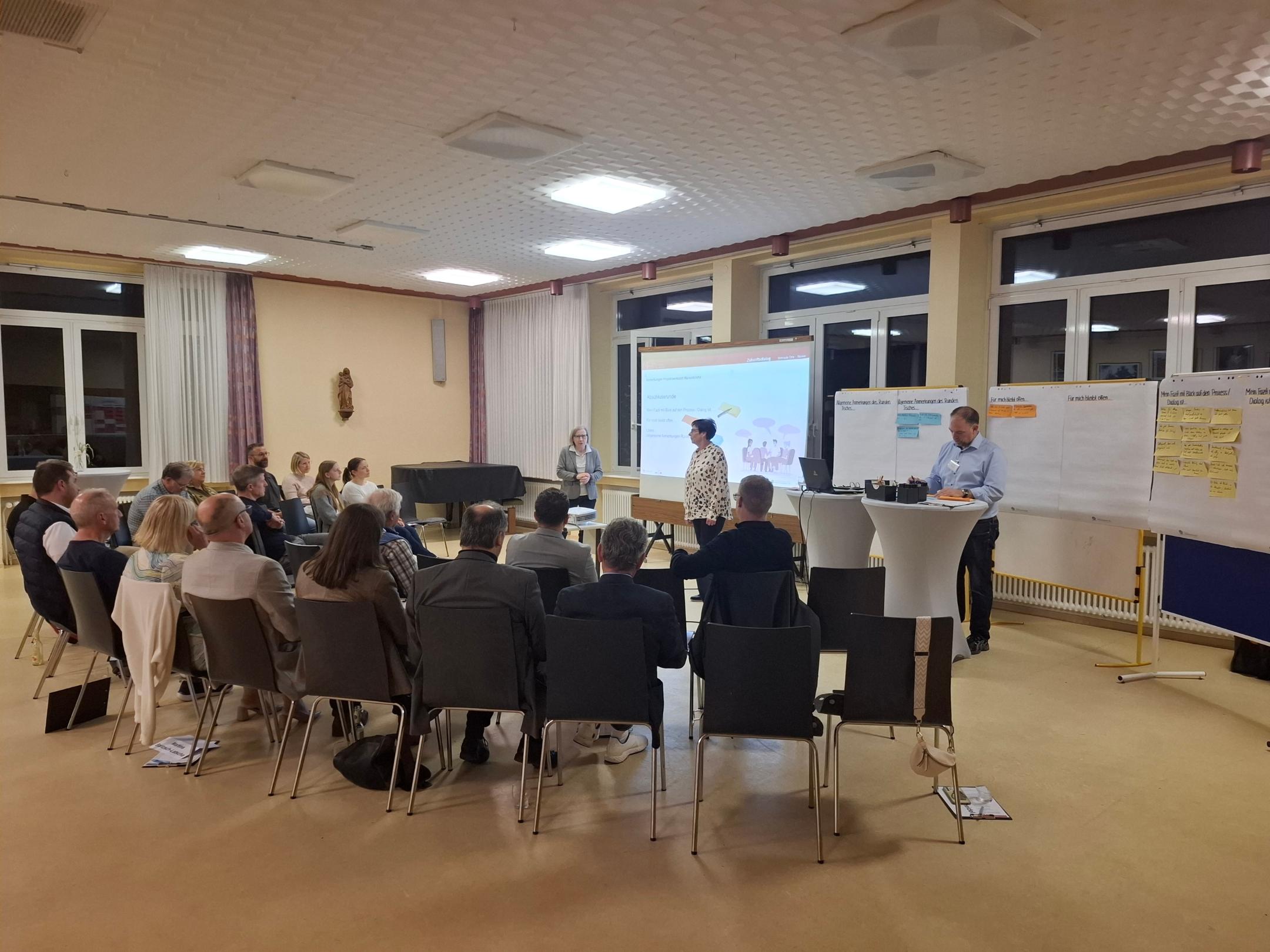 Die Teilnehmenden beraten gemeinsam über neue Nutzungsmöglichkeiten für die drei Kirchenstandorte.