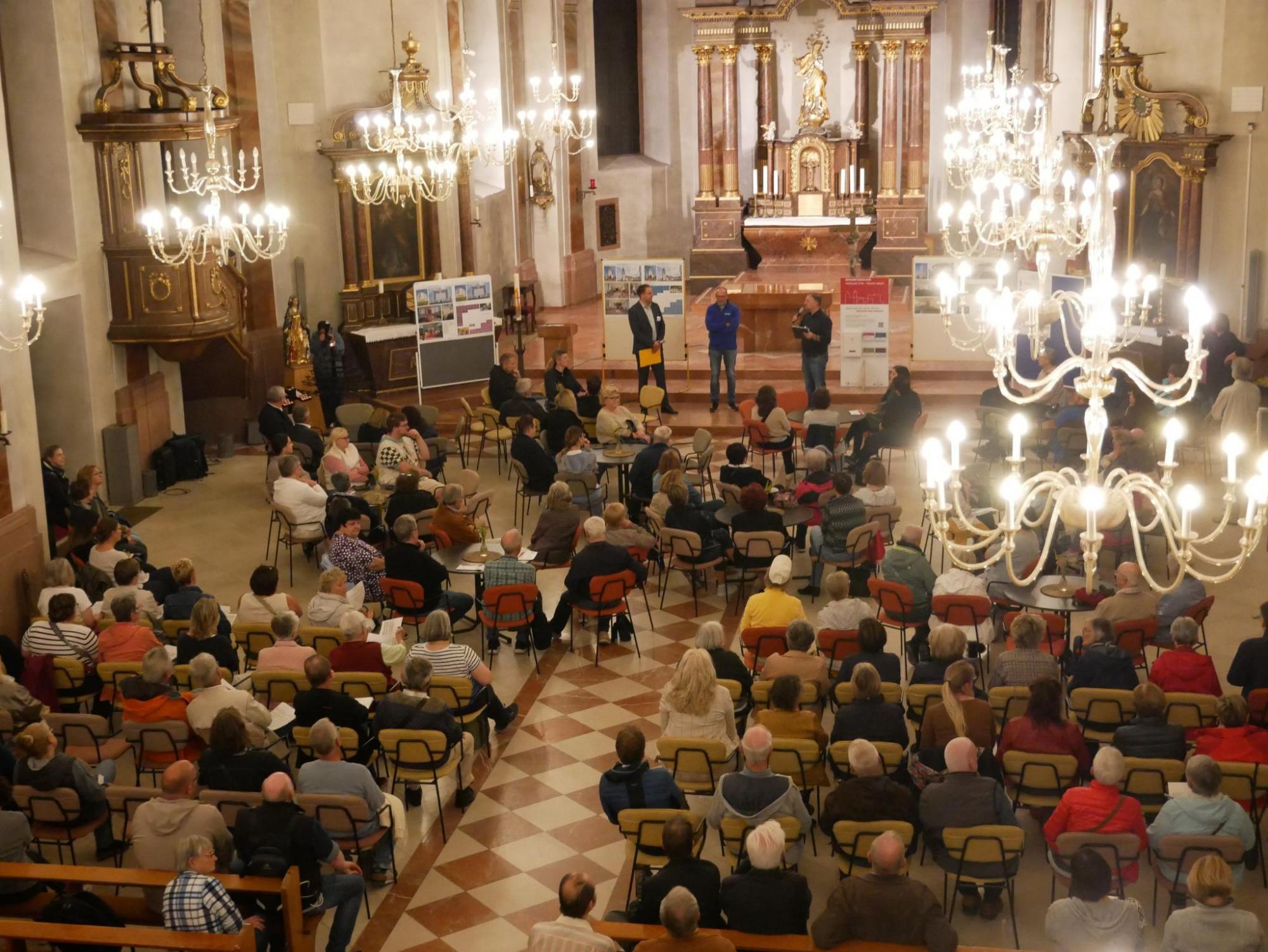 Zahlreiche Interessierte in der Marienkirche: Aufmerksames Zuhören und lebendige Gespräche über die Zukunft der Kirchen.