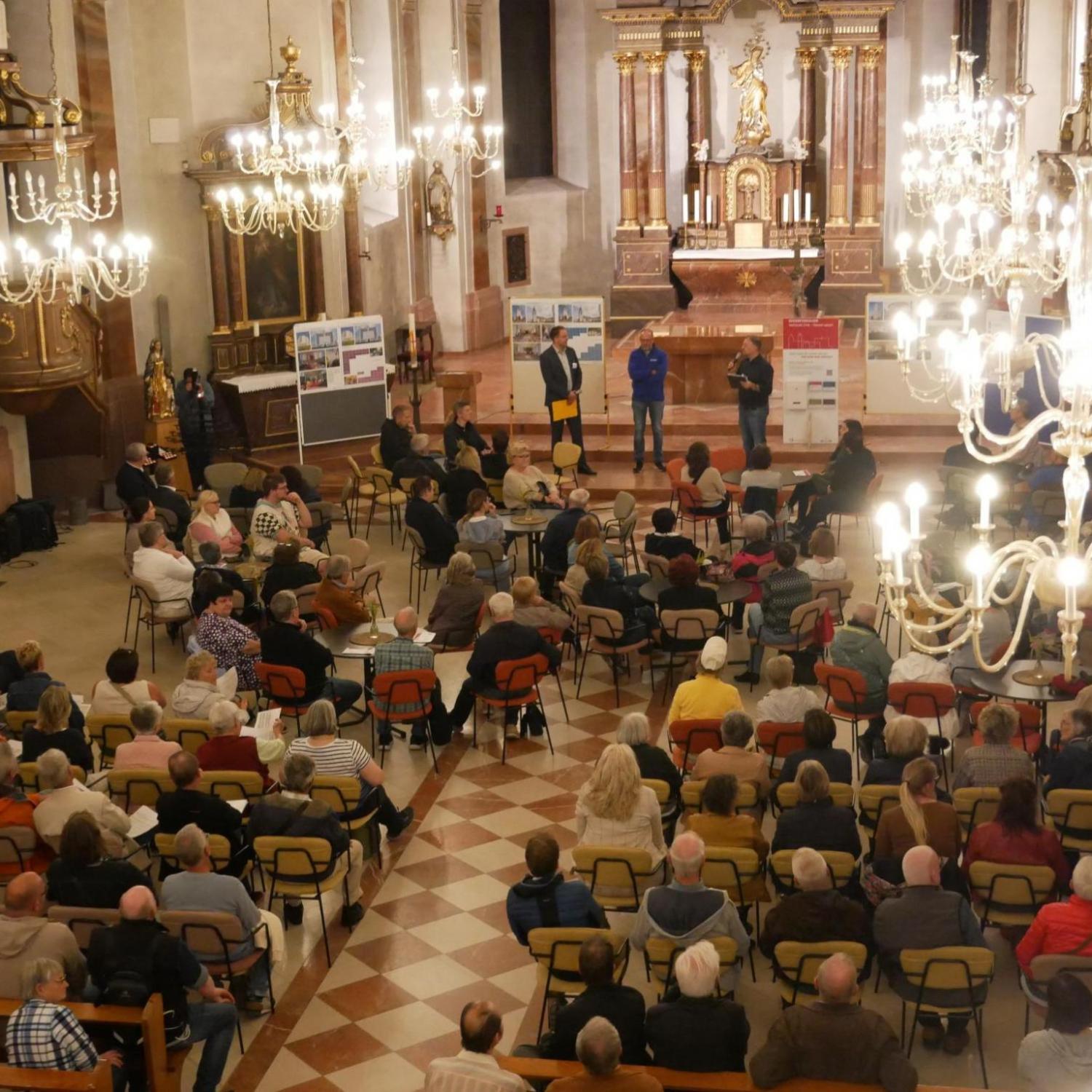 Zahlreiche Interessierte in der Marienkirche: Aufmerksames Zuhören und lebendige Gespräche über die Zukunft der Kirchen.