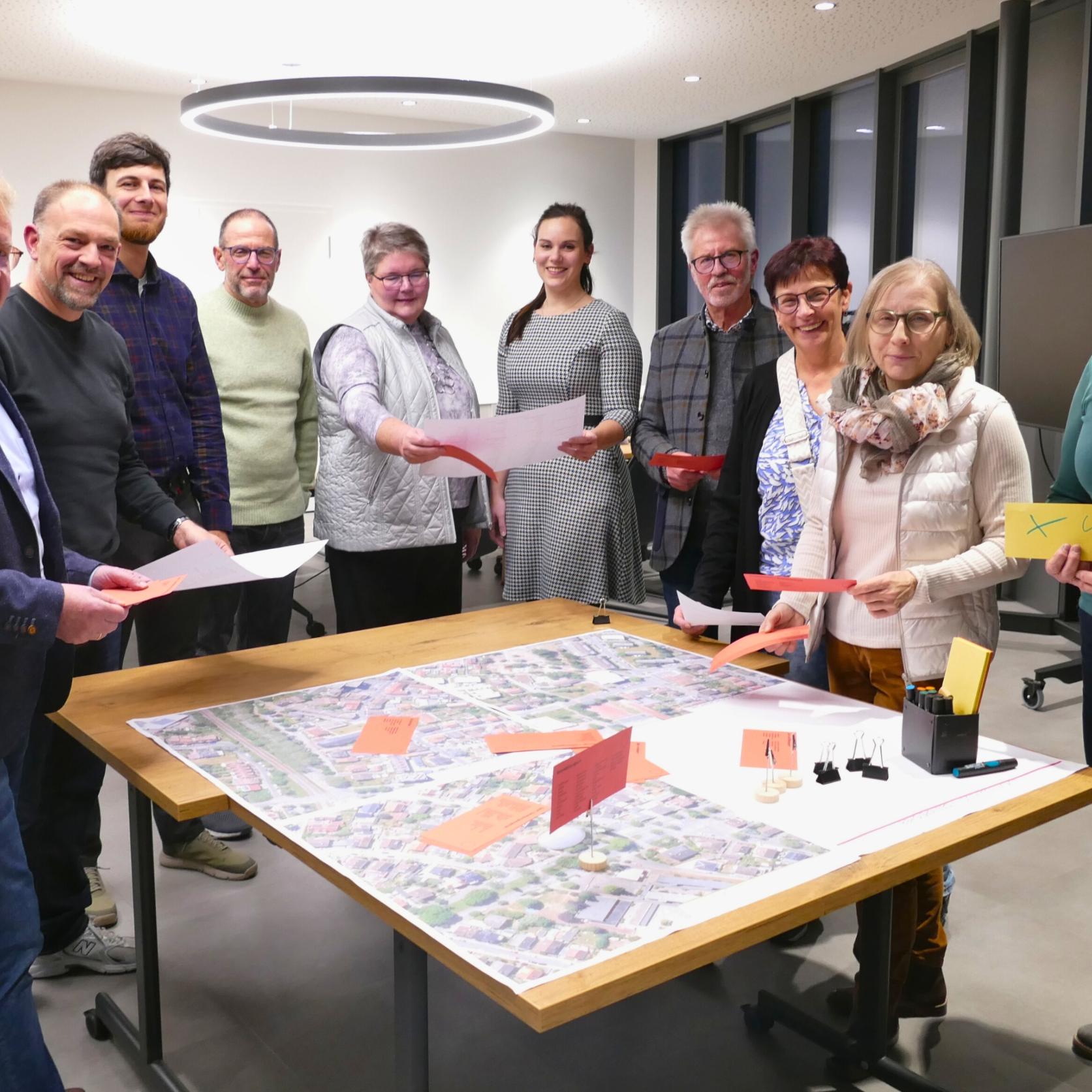 Projektverantwortliche der Pfarrei Hl. Johannes XXIII. und der Stadt Viernheim sowie Teilnehmende des Runden Tisches und das Planungsbüro Sippel | Buff stellen die bisherigen Erkenntnisse und nächsten Schritte vor.