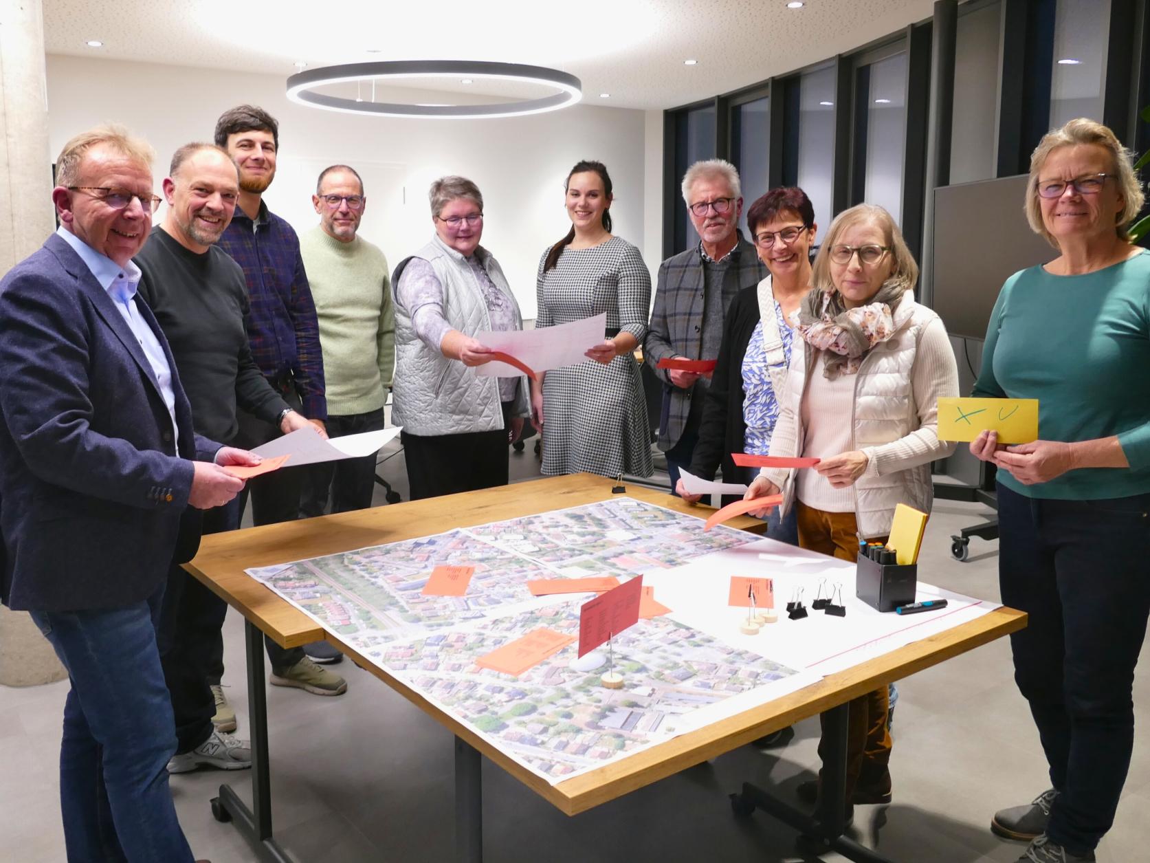 Projektverantwortliche der Pfarrei Hl. Johannes XXIII. und der Stadt Viernheim sowie Teilnehmende des Runden Tisches und das Planungsbüro Sippel | Buff stellen die bisherigen Erkenntnisse und nächsten Schritte vor.