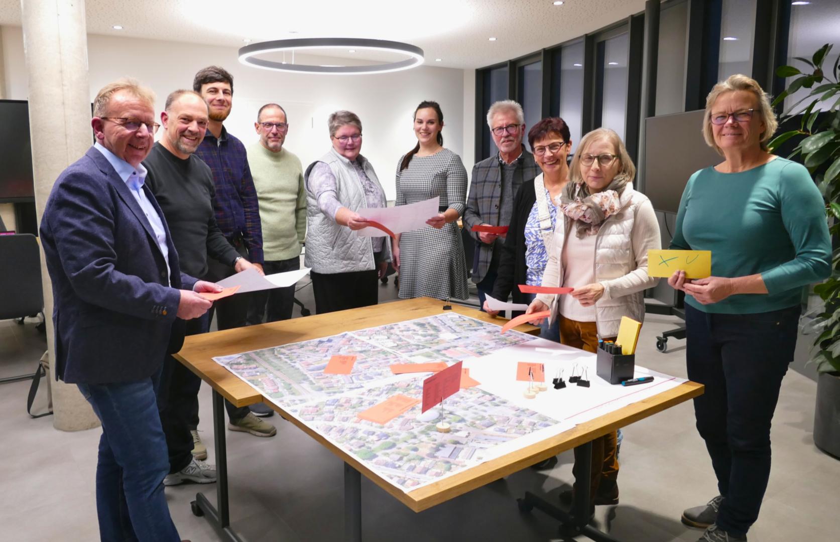 Projektverantwortliche der Pfarrei Hl. Johannes XXIII. und der Stadt Viernheim sowie Teilnehmende des Runden Tisches und das Planungsbüro Sippel | Buff stellen die bisherigen Erkenntnisse und nächsten Schritte vor.