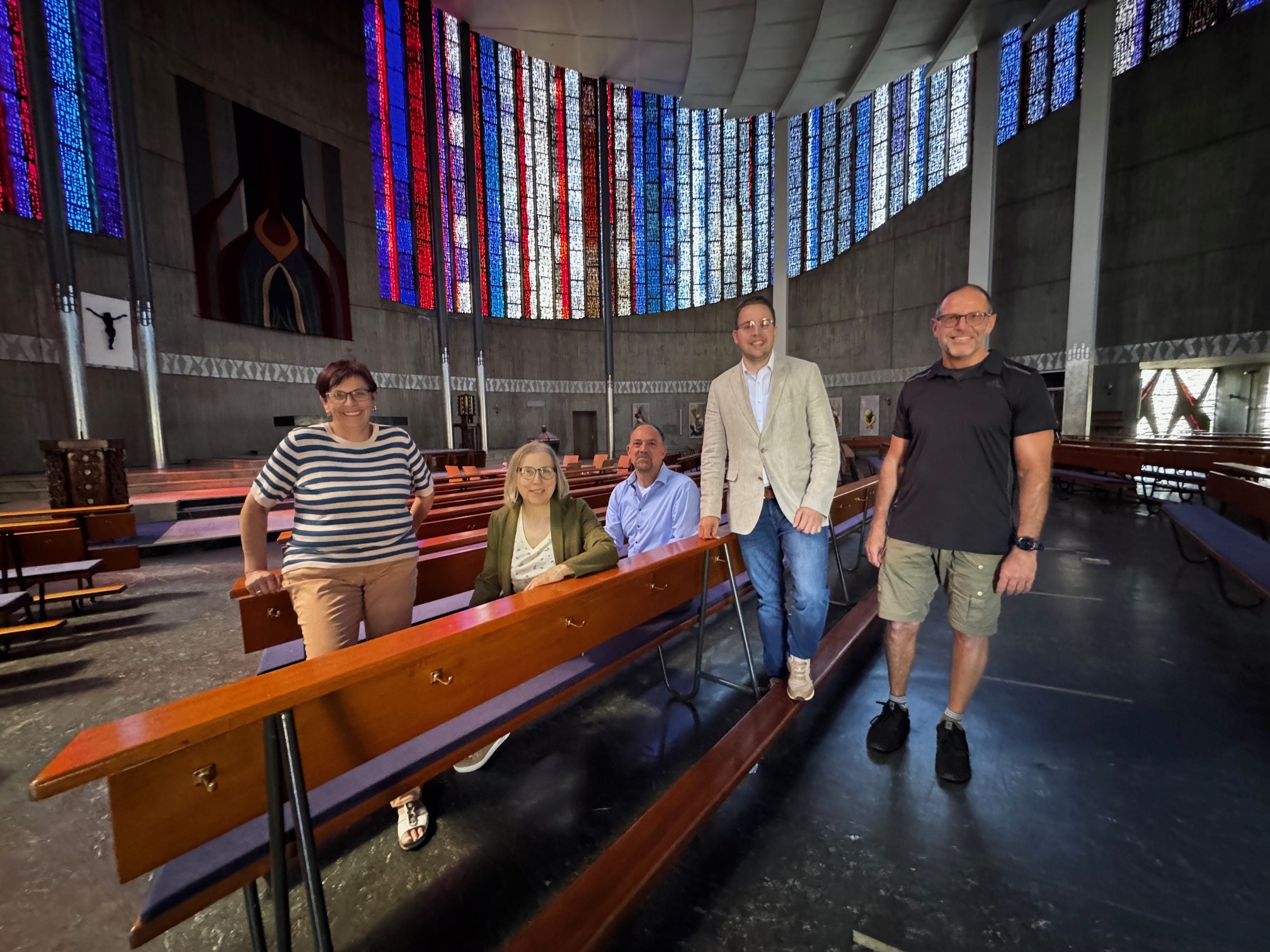 Freuen sich auf den Zukunftsdialog: Ursula Scheidel (Vorsitzende des Pfarreirates), Angela Eckart (Pfarrei-Koordinatorin), Timo Buff (Bürogemeinschaft Sippel I Buff), Erster Stadtrat Jörg Scheidel und Pfarrer Dr. Ronald Givens (von links nach rechts