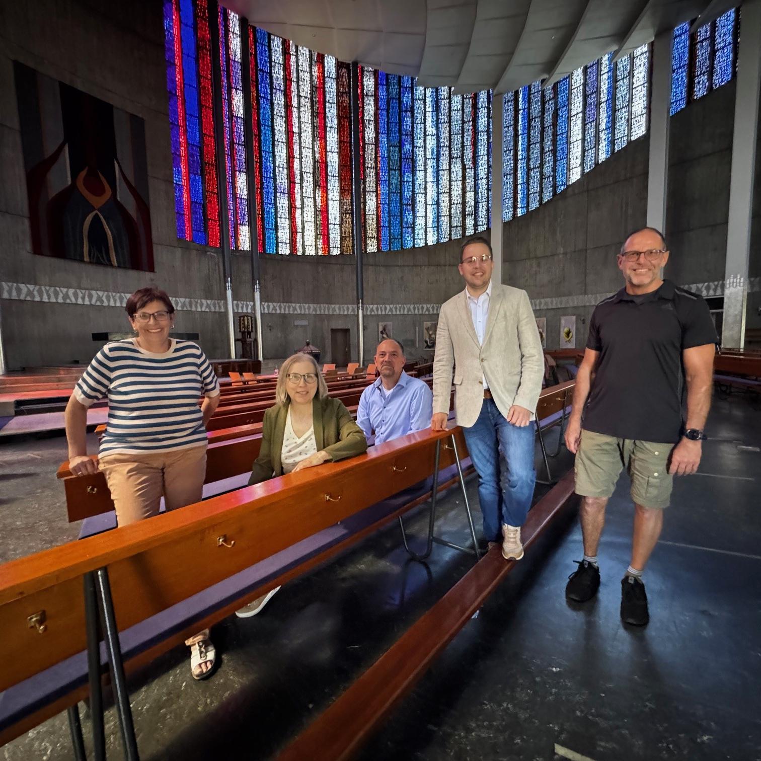 Freuen sich auf den Zukunftsdialog: Ursula Scheidel (Vorsitzende des Pfarreirates), Angela Eckart (Pfarrei-Koordinatorin), Timo Buff (Bürogemeinschaft Sippel I Buff), Erster Stadtrat Jörg Scheidel und Pfarrer Dr. Ronald Givens (von links nach rechts