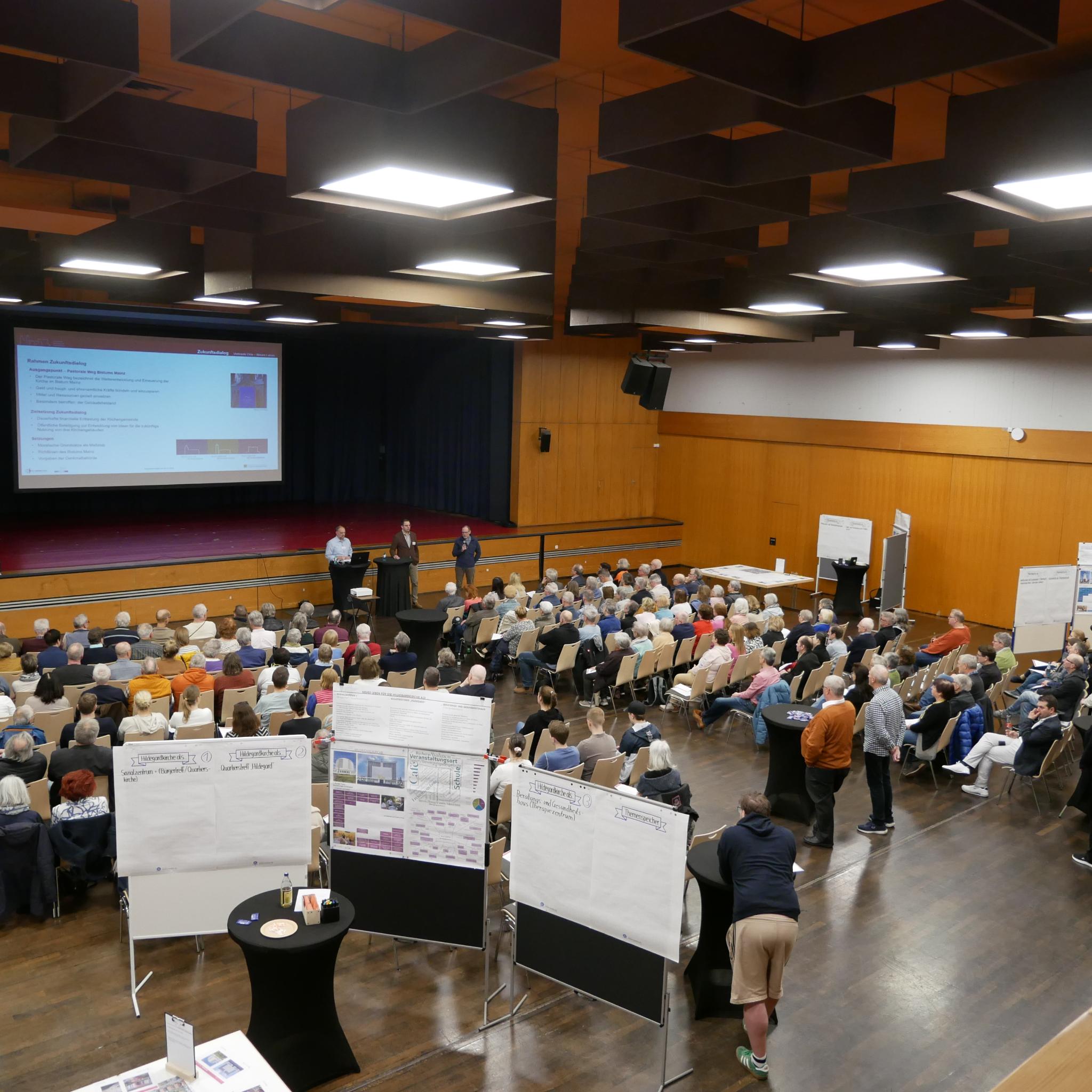 An den Dialogtischen wurden Fragen und Perspektiven zu den drei Nutzungsbündeln der jeweiligen Standorte engagiert diskutiert.