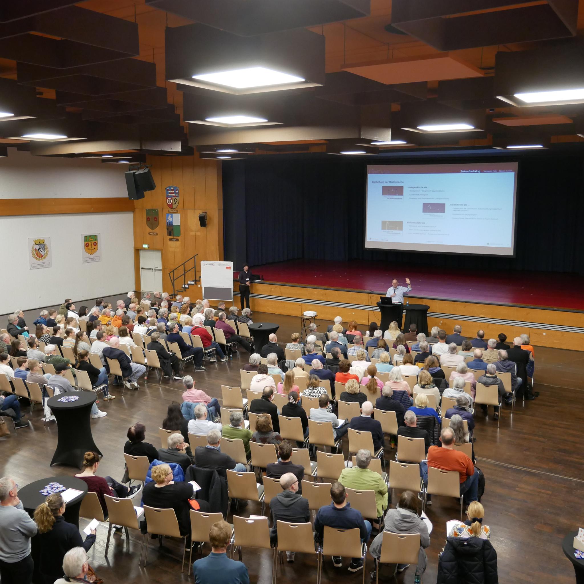 Rund 160 Bürgerinnen und Bürger kamen ins Bürgerhaus, um über die Zukunft der drei Kirchen mitzudenken.
