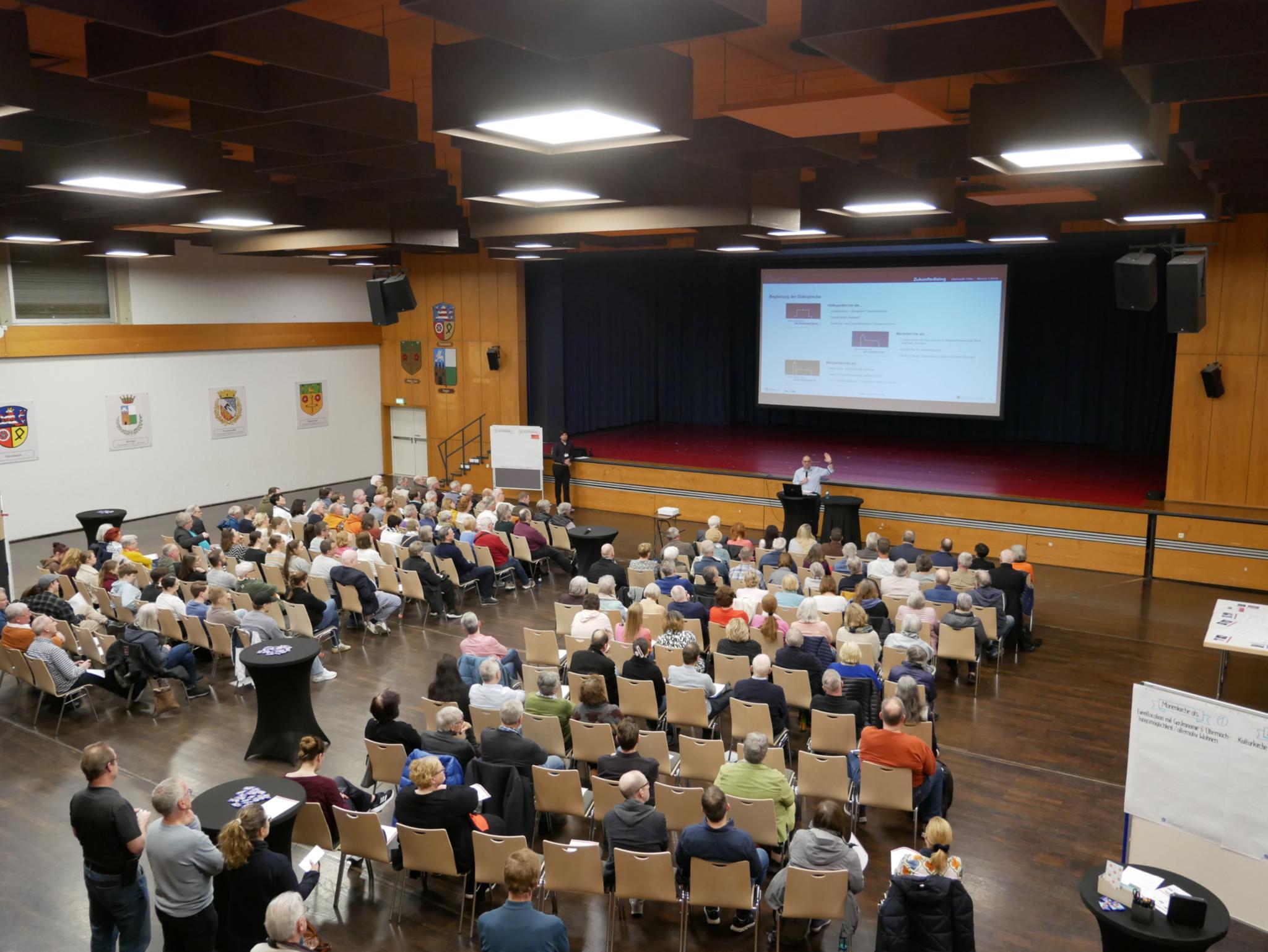 Rund 160 Bürgerinnen und Bürger kamen ins Bürgerhaus, um über die Zukunft der drei Kirchen mitzudenken.