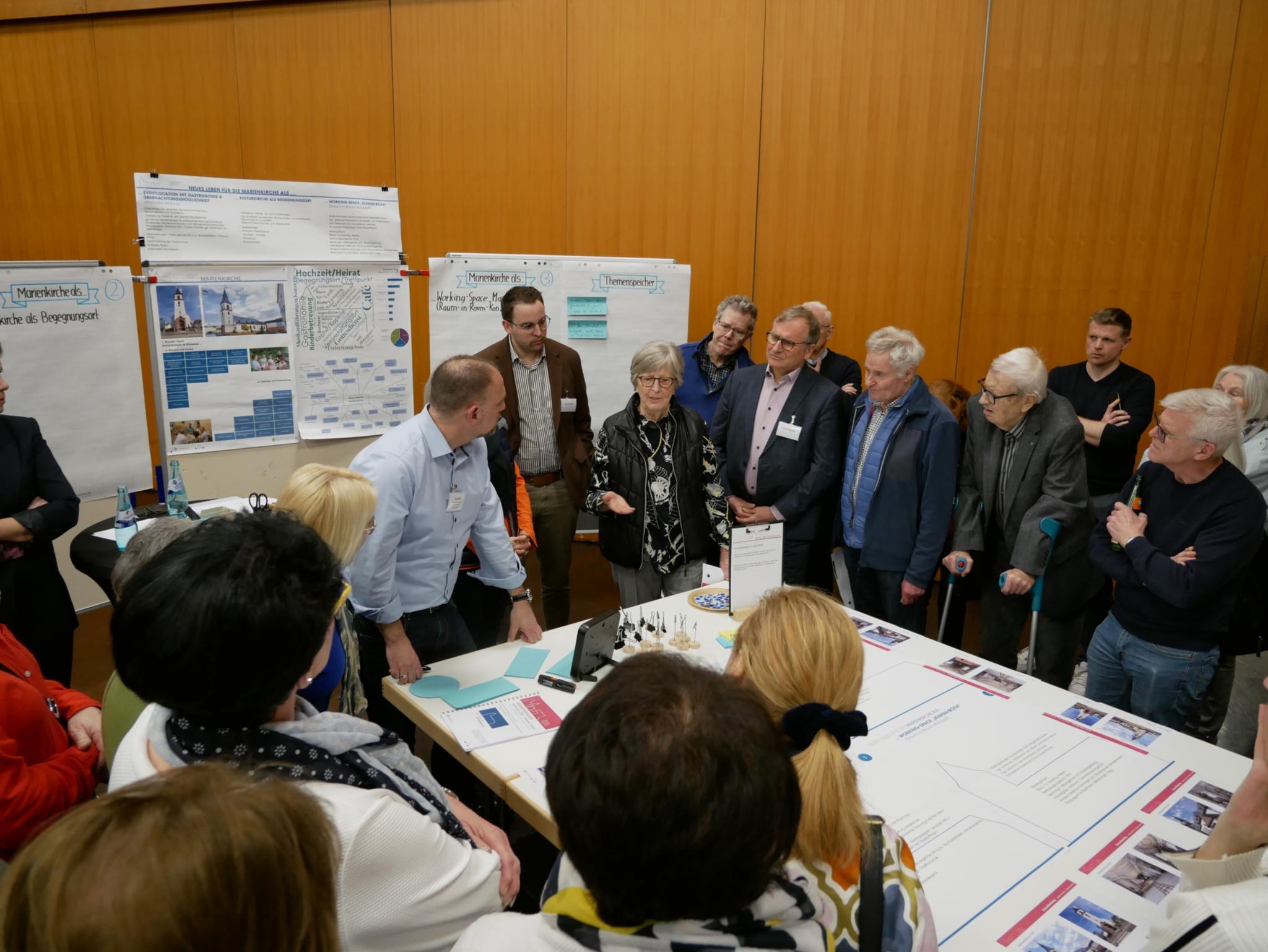 An den Dialogtischen wurden Fragen und Perspektiven zu den drei Nutzungsbündeln der jeweiligen Standorte engagiert diskutiert.