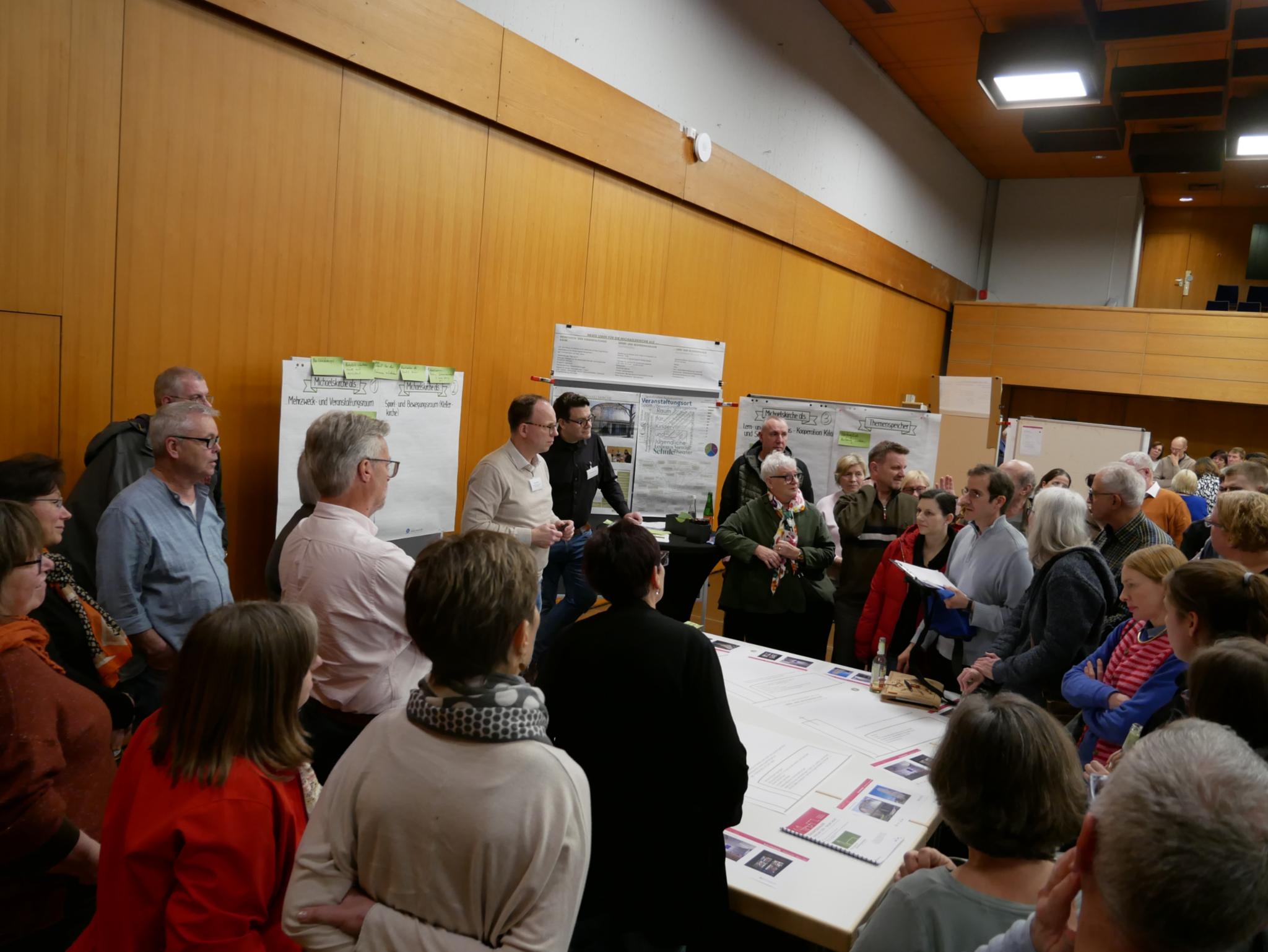 An drei Dialogtischen tauschten sich die Teilnehmenden intensiv über mögliche Nutzungen der Kirchen aus.